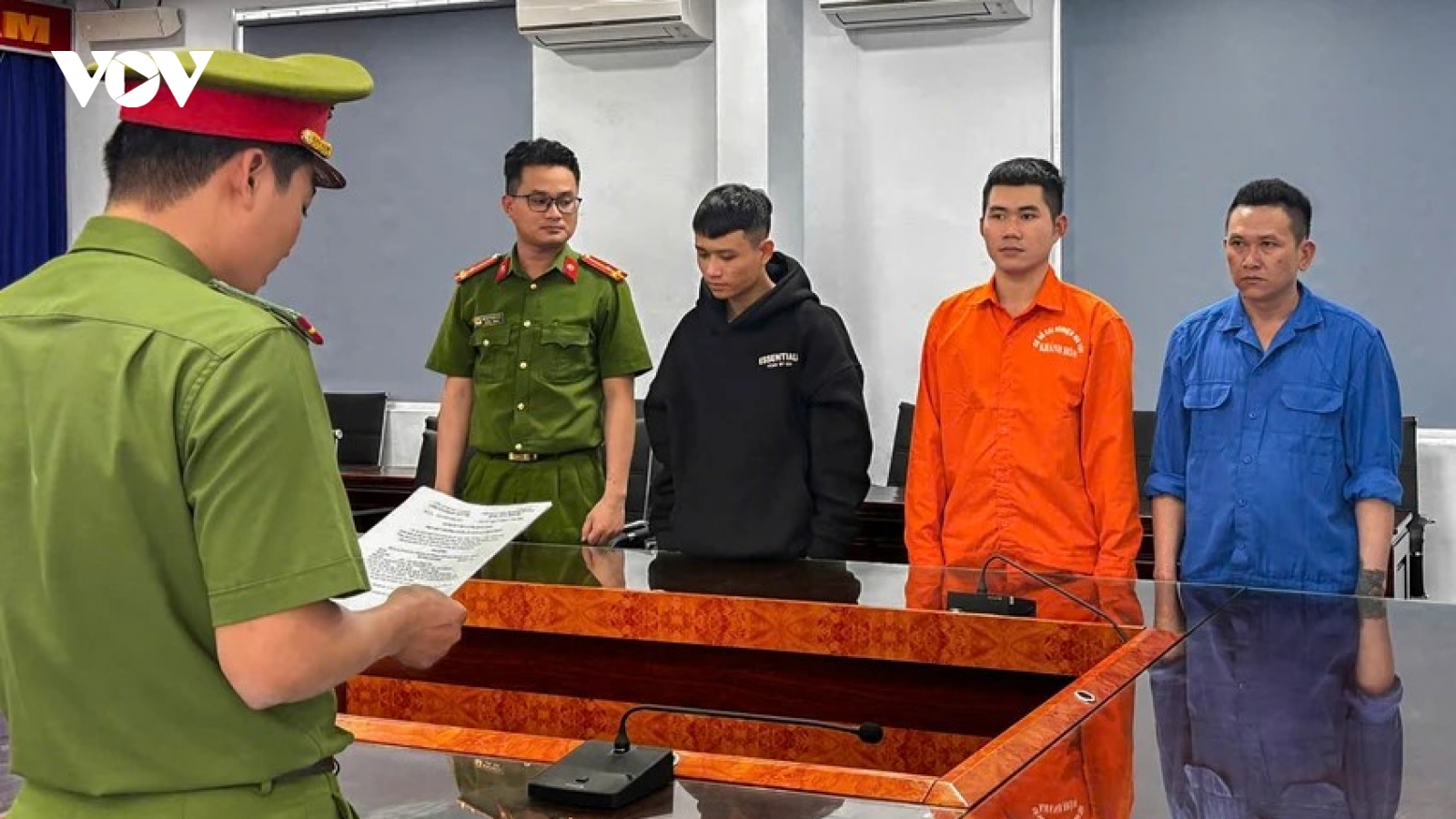 Bắt giữ 4 đối tượng trộm xăng dầu các phương tiện dừng nghỉ trên Quốc lộ 1A