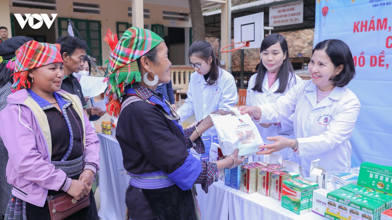 Dược phẩm Tâm Bình tổ chức khám bệnh, phát thuốc và tặng quà cho 600 người dân