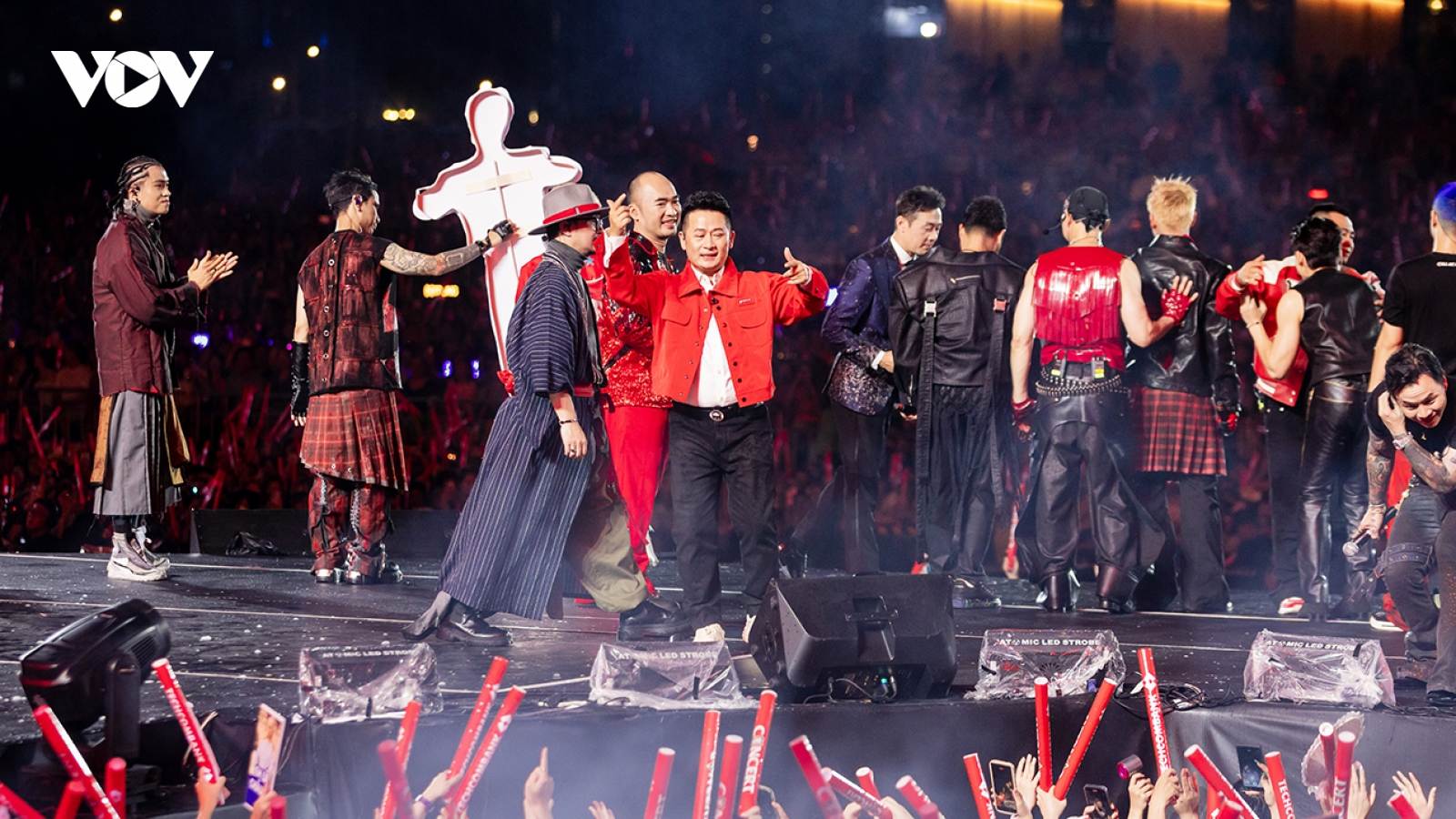 Vé concert 3 "Anh trai vượt ngàn chông gai" hết sạch sau chưa đầy 1 tiếng
