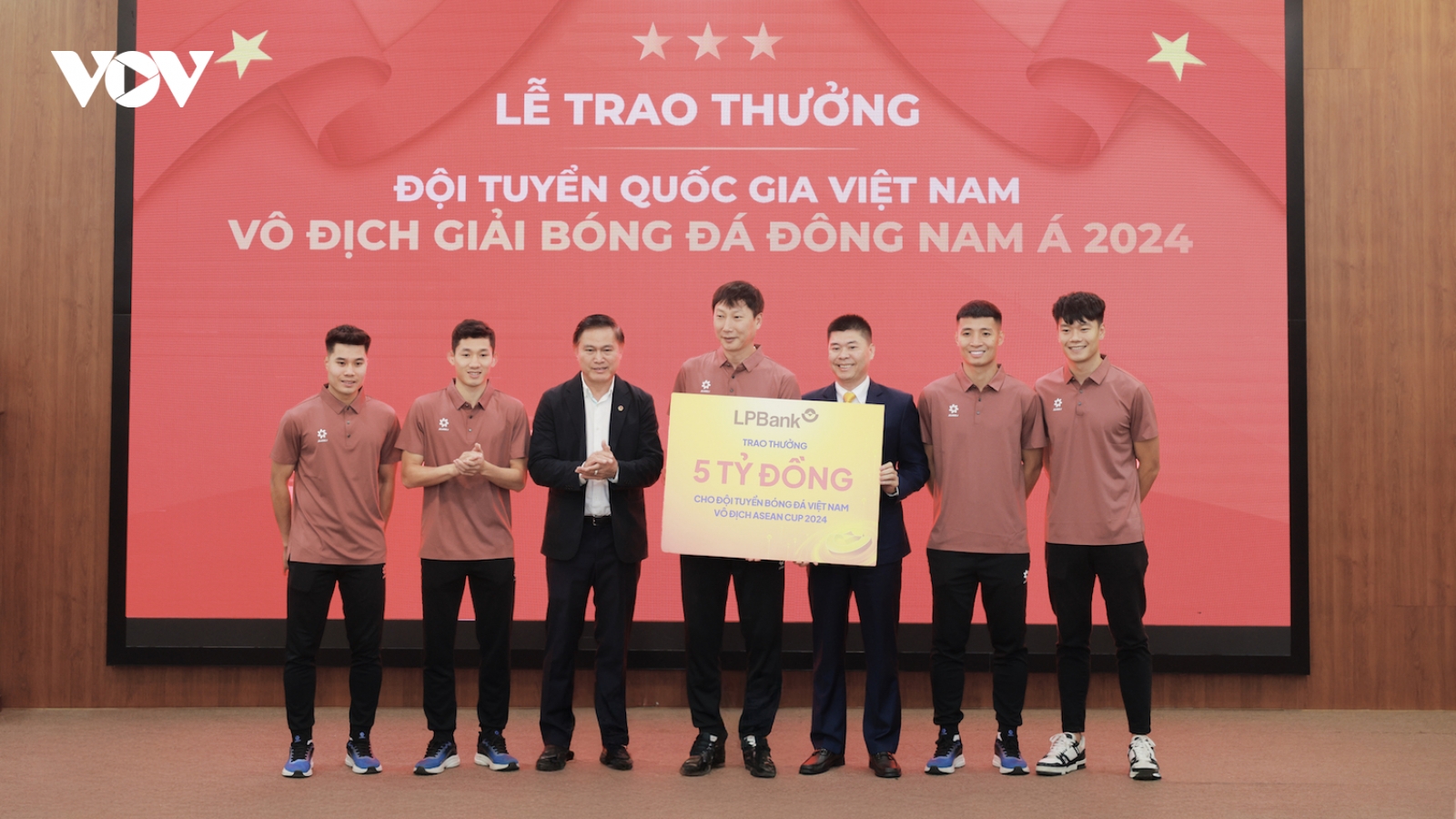 LPBank trao thưởng 5 tỷ đồng, đồng hành cùng Đội tuyển Bóng đá Việt Nam