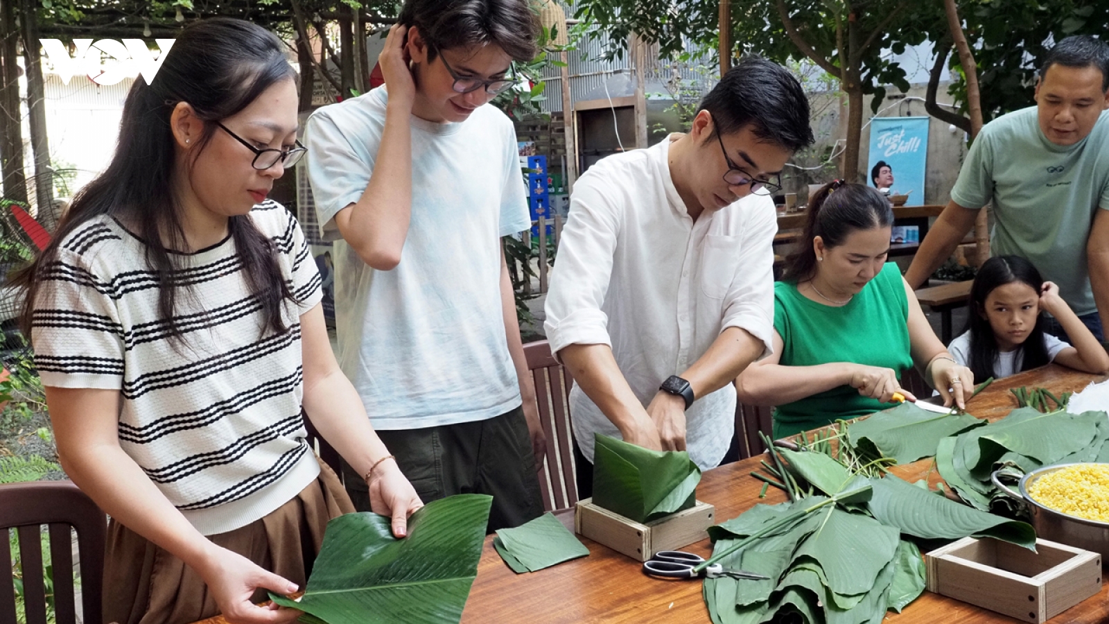 Con em Việt kiều tại Campuchia gói bánh chưng Tết, hiểu thêm văn hóa cội nguồn