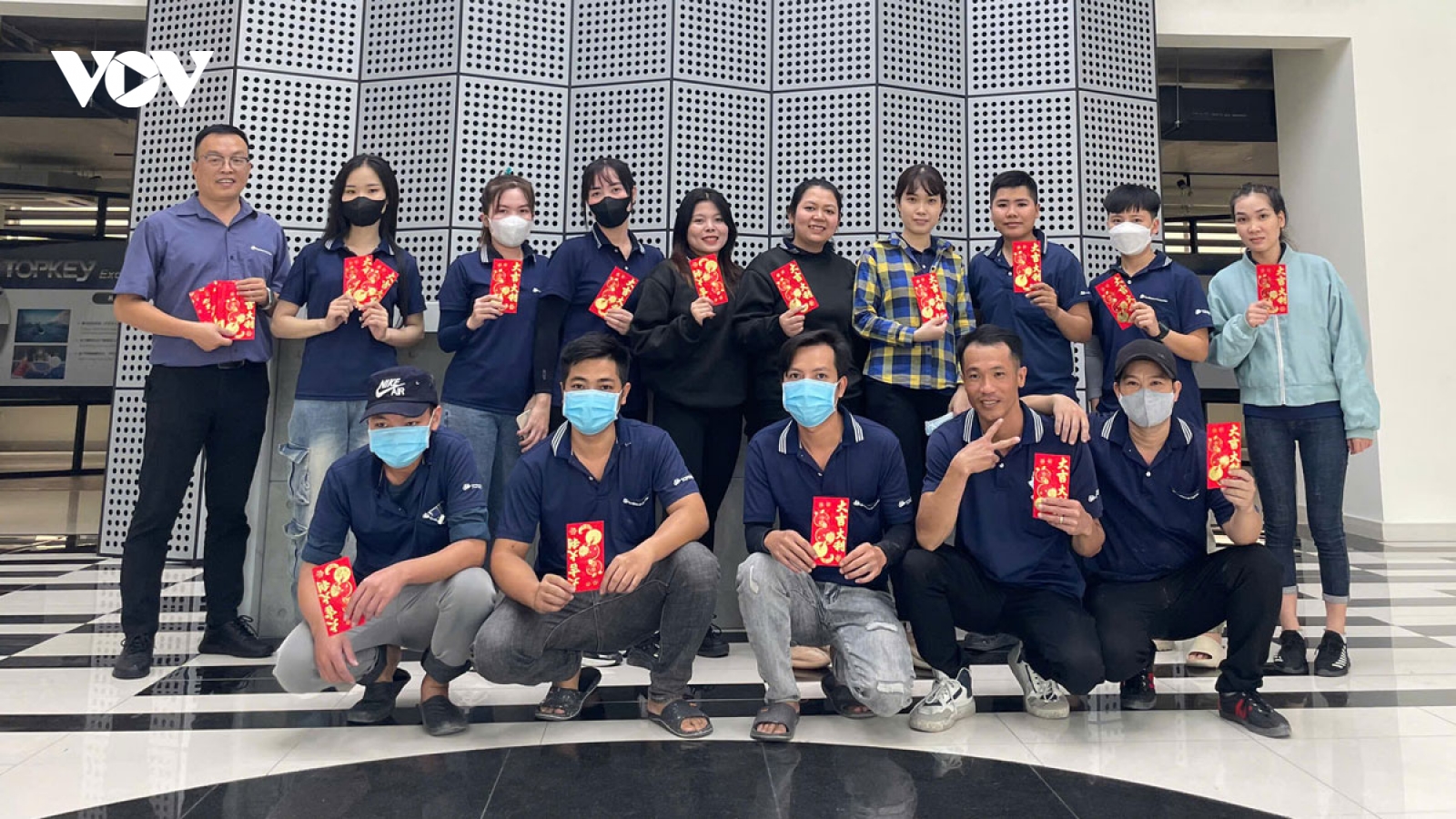 Niềm vui bất ngờ cho công nhân làm việc xuyên Tết ở Bình Dương