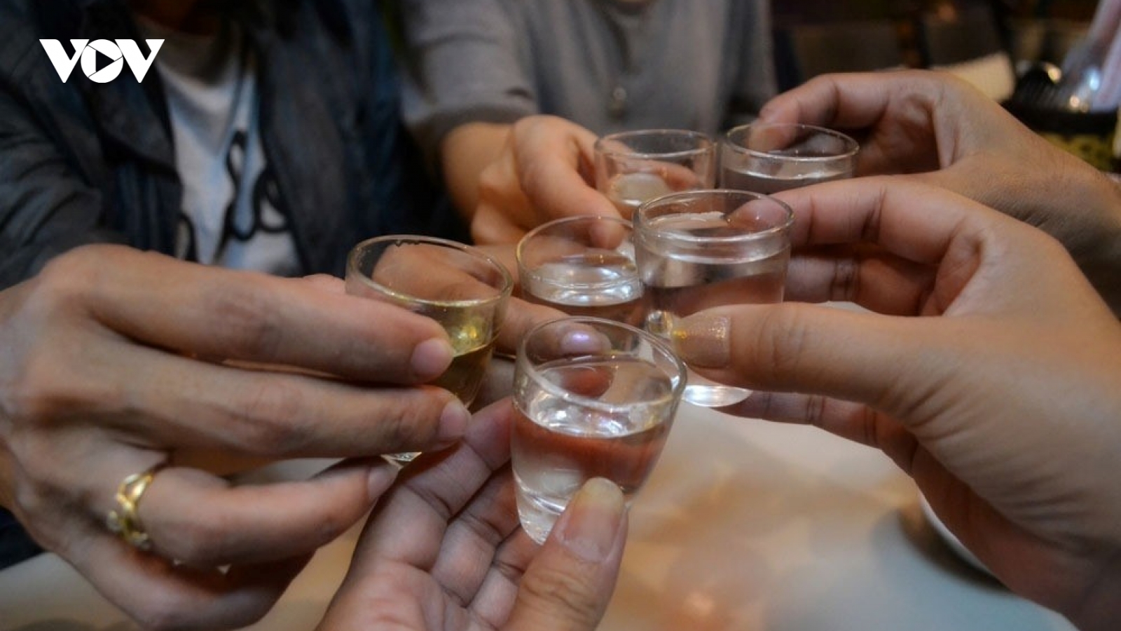 Ngày Tết uống rượu nhớ 4 bí quyết vàng này, vừa đỡ hại gan vừa tránh đột quỵ