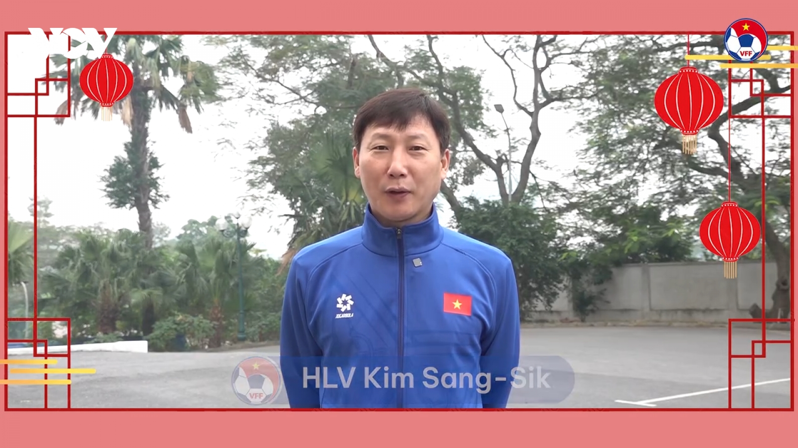 HLV Kim Sang Sik và các cầu thủ ĐT Việt Nam chúc mừng năm mới 2025