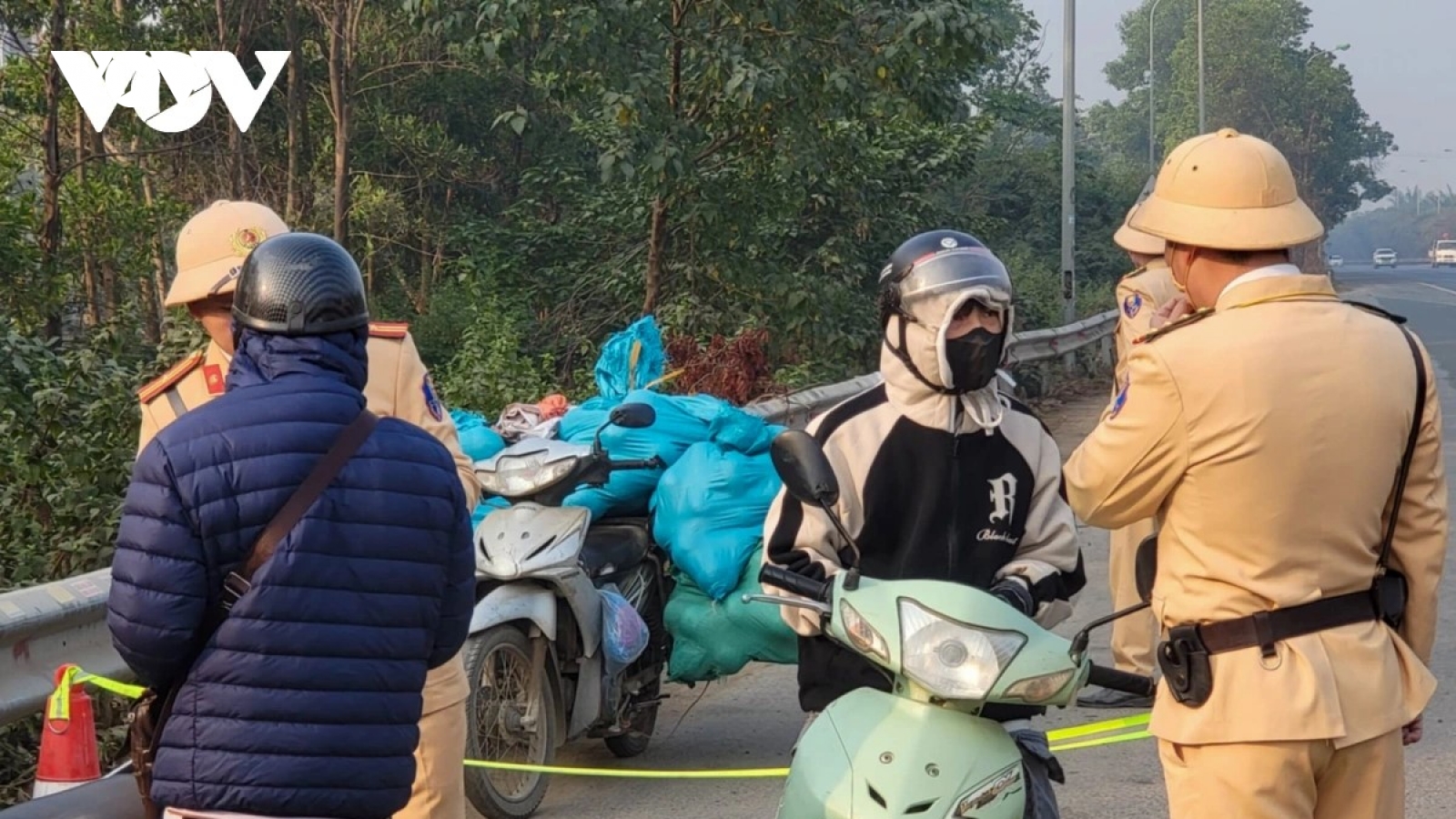 Năm 2025, xe máy có bắt buộc phải gắn 2 gương chiếu hậu không?