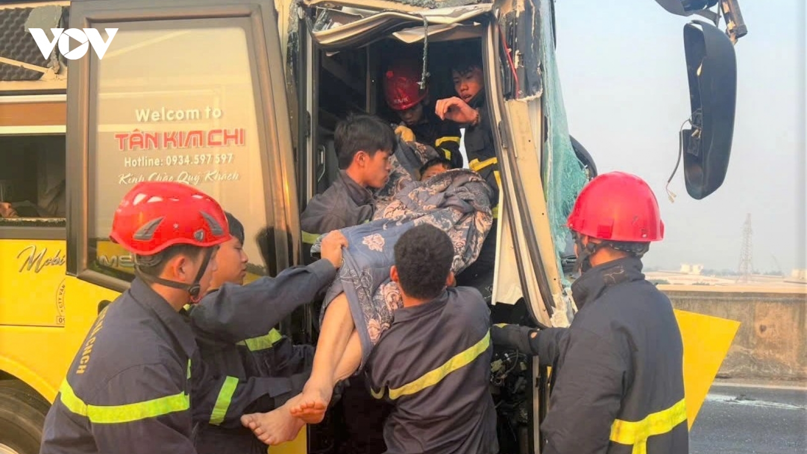 Xe khách va chạm xe đầu kéo ở cao tốc Cao Bồ-Mai Sơn, 16 người bị thương