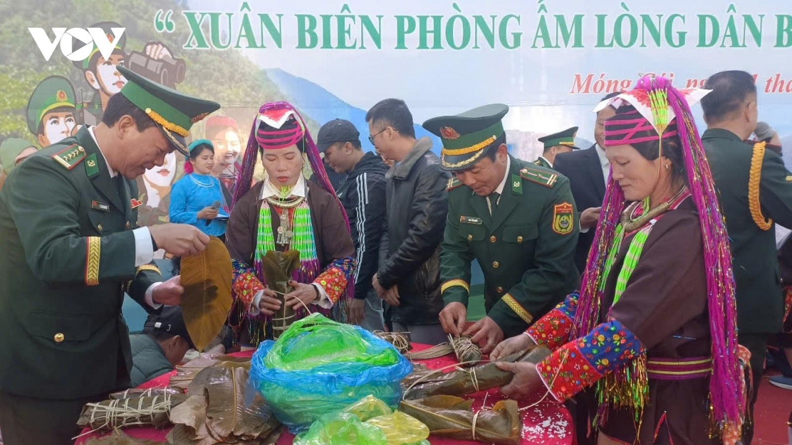 Bộ đội biên phòng tỉnh Quảng Ninh trao quà, vui xuân sớm với đồng bào Móng Cái