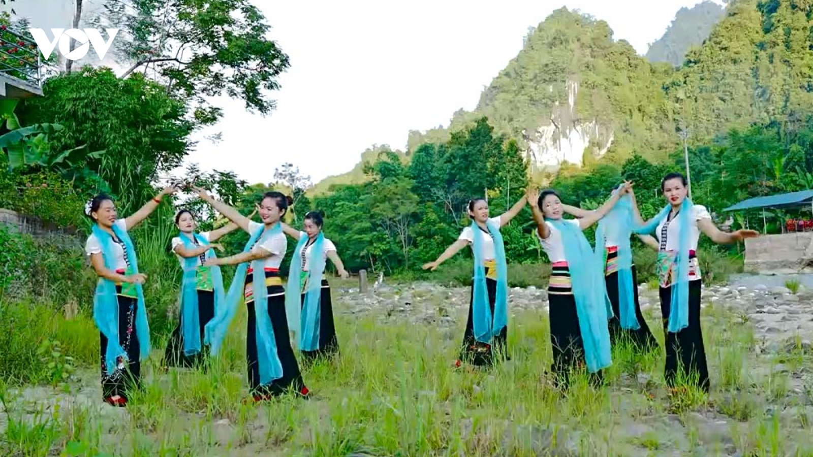 Bản làng Lai Châu rộn rã tiếng xòe Xuân