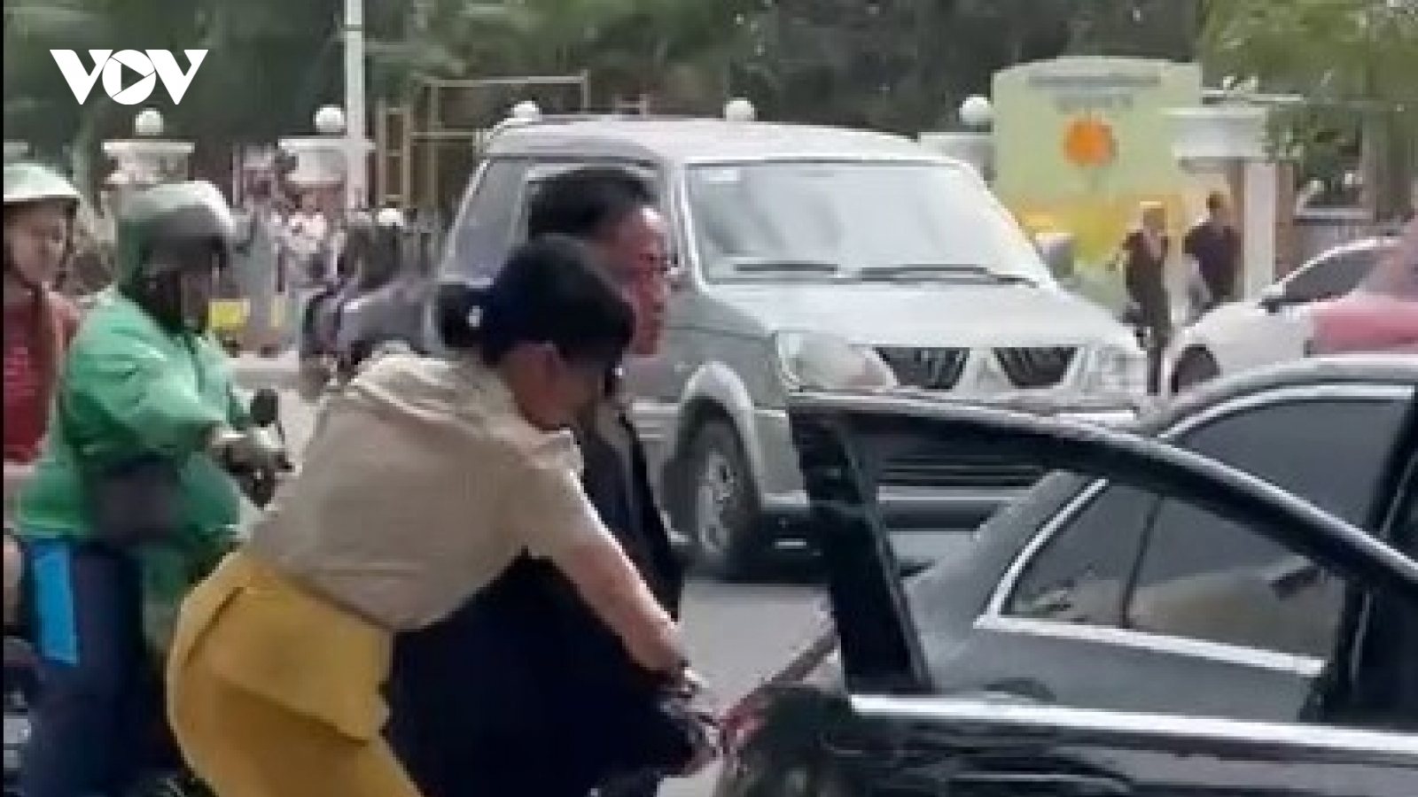 Làm rõ hành vi người đàn ông rút kiếm dọa nhân viên môi trường tại Nha Trang