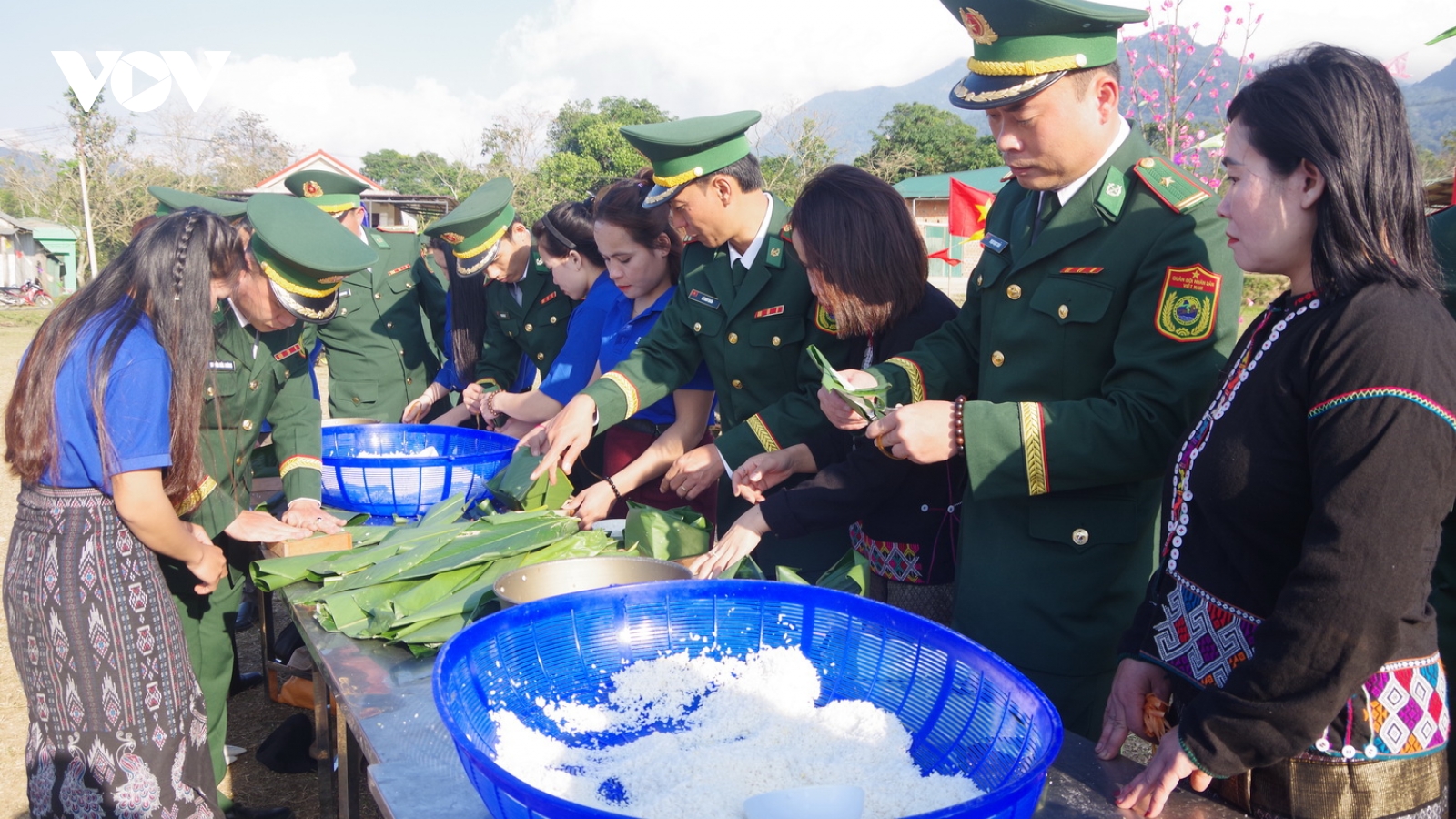 Chương trình “Xuân Biên phòng ấm lòng dân bản” tặng quà nhân dân biên giới Quảng Trị