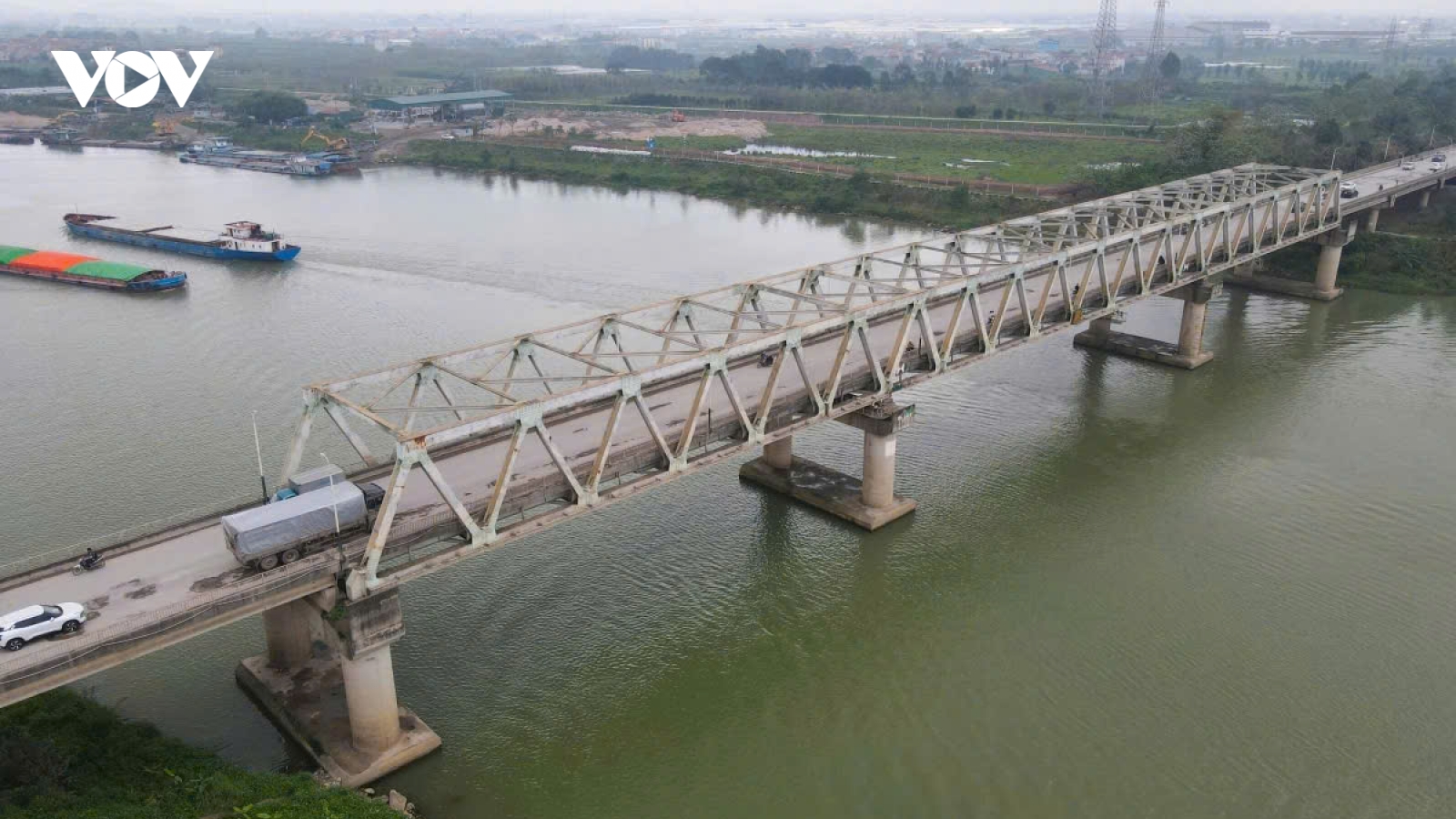 Các phương tiện giao thông được lưu thông qua Cầu Hồ ở Bắc Ninh