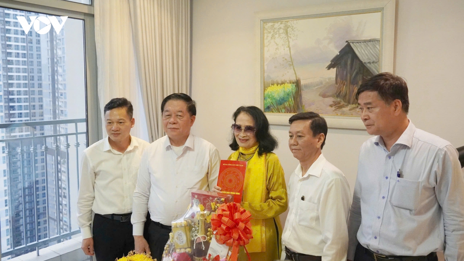 Trưởng Ban Tuyên giáo Trung ương chúc Tết NSND Trà Giang