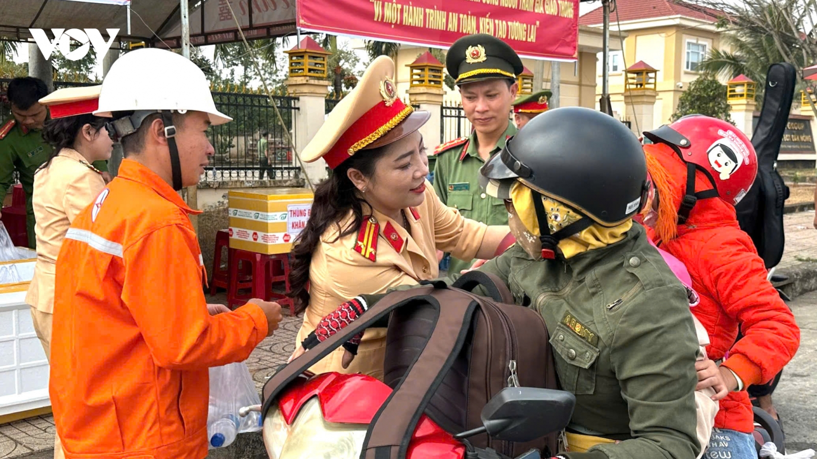 6 năm liên tiếp công an Đắk Nông tiếp sức người dân về quê đón Tết