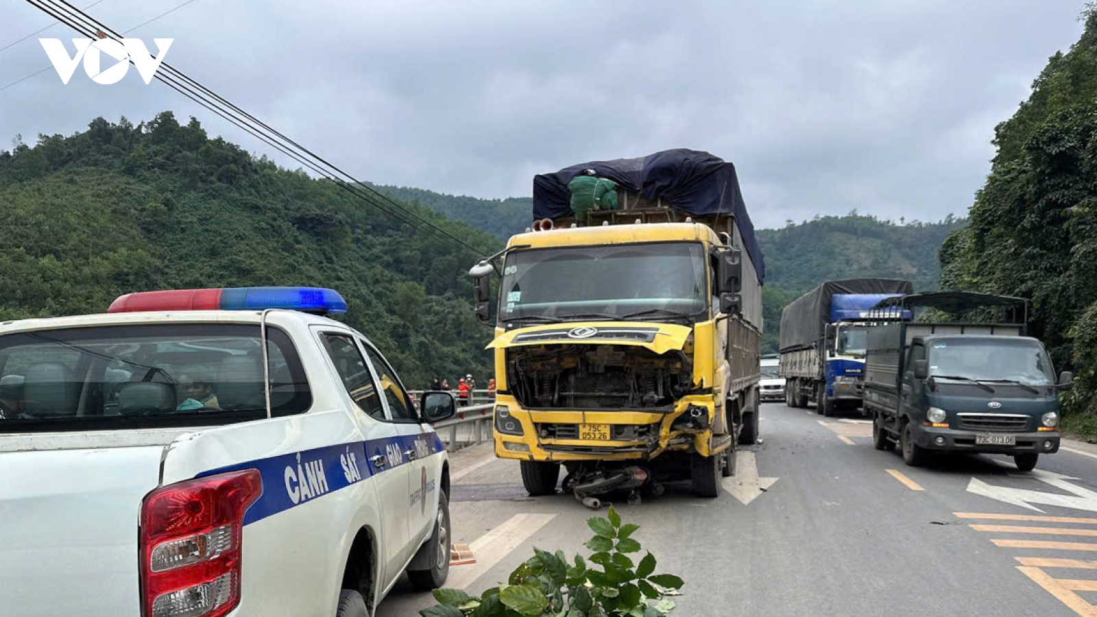 Xe máy đối đầu xe tải, 2 thanh niên tử vong