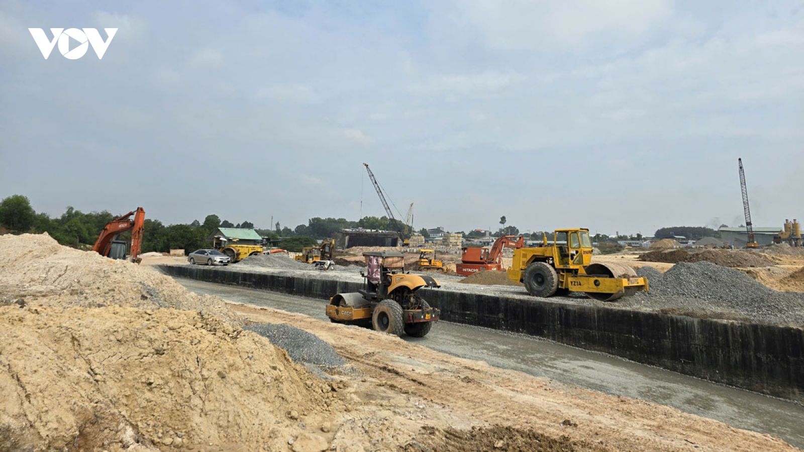 Công nhân miệt mài xây dựng, quên Tết trên công trường nghìn tỷ ở Bình Dương