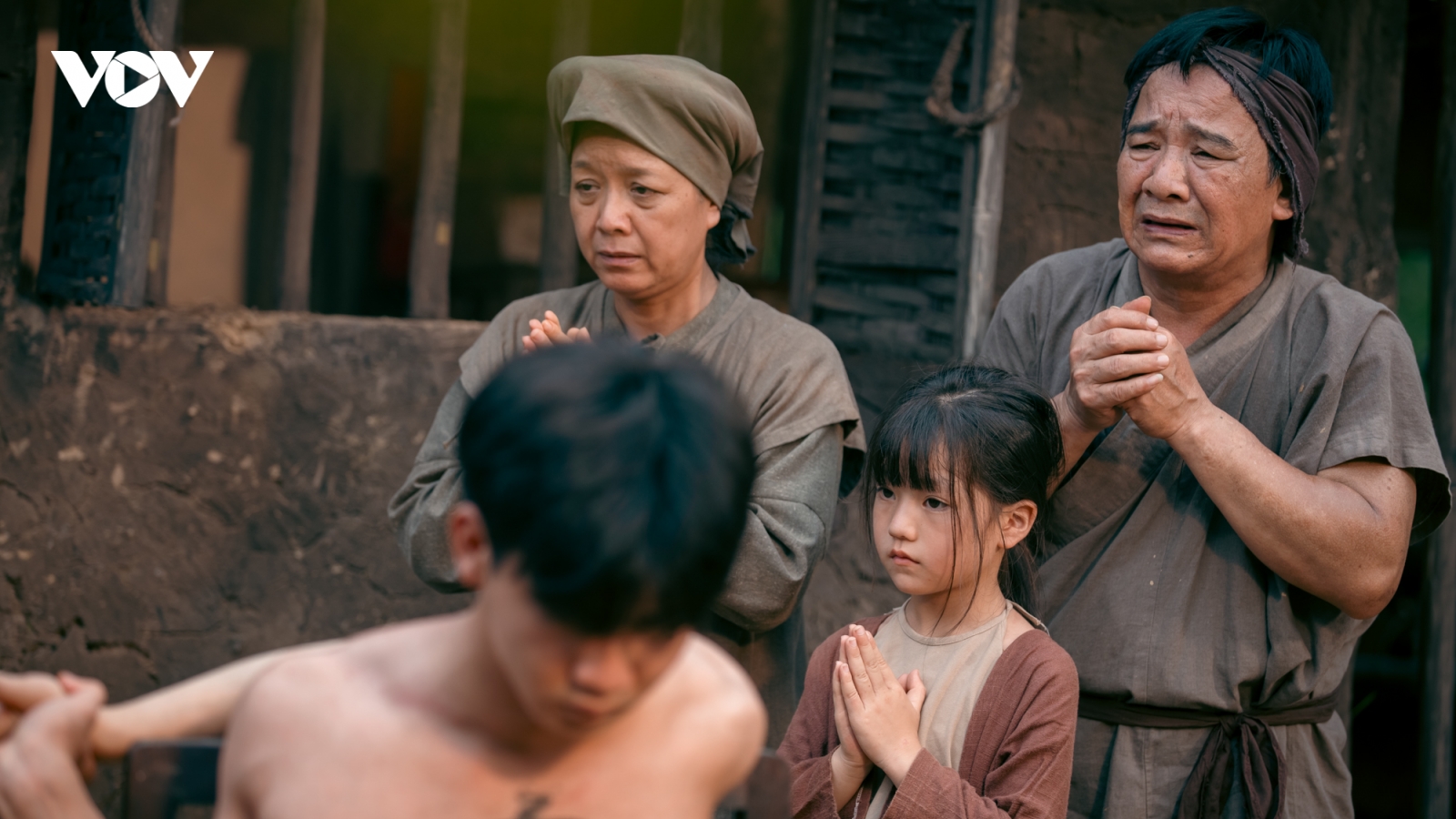 NSƯT Quang Tèo và Chiều Xuân đóng phim Tết "Đèn âm hồn"