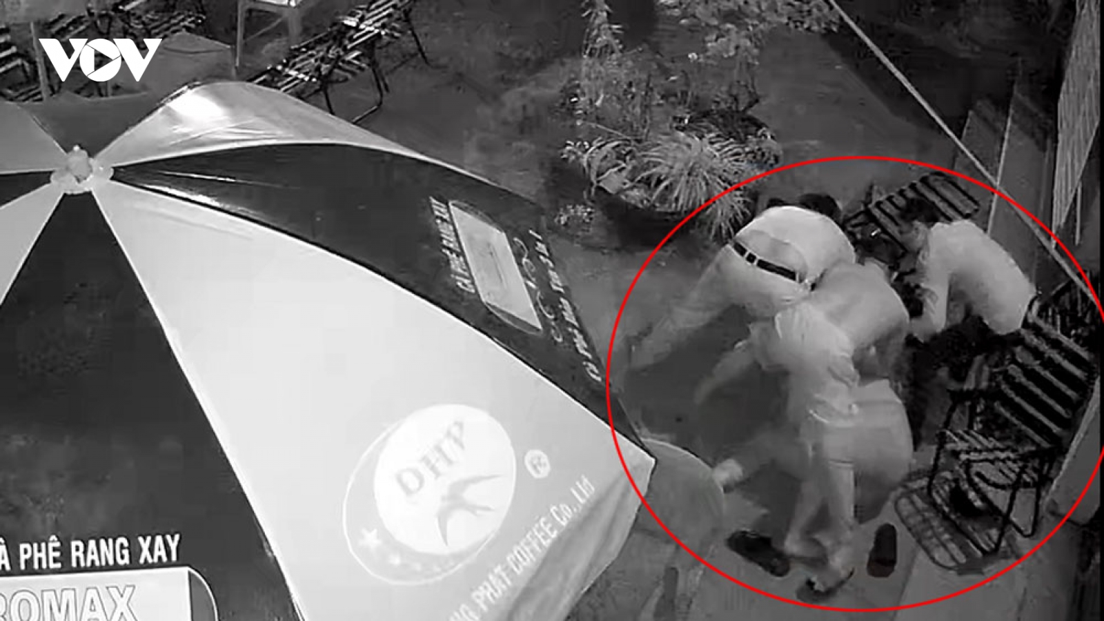 Tạm giữ 3 người đàn ông "đánh hội đồng" tài xế taxi ở Bình Dương