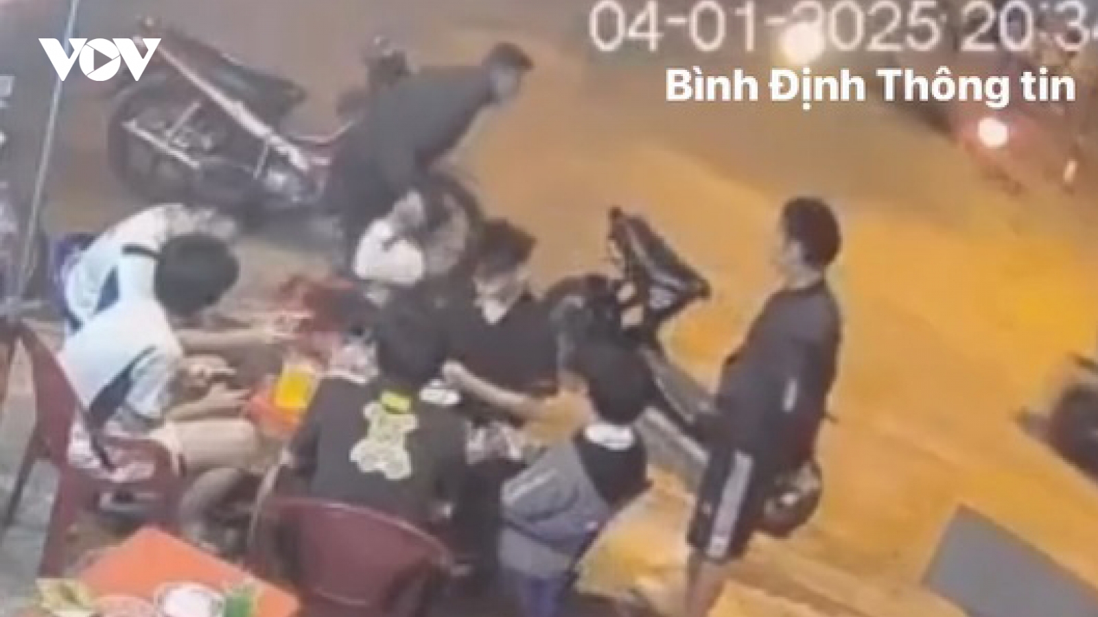 Công an vào cuộc vụ một học sinh lớp 7 bị người đàn ông đánh đập