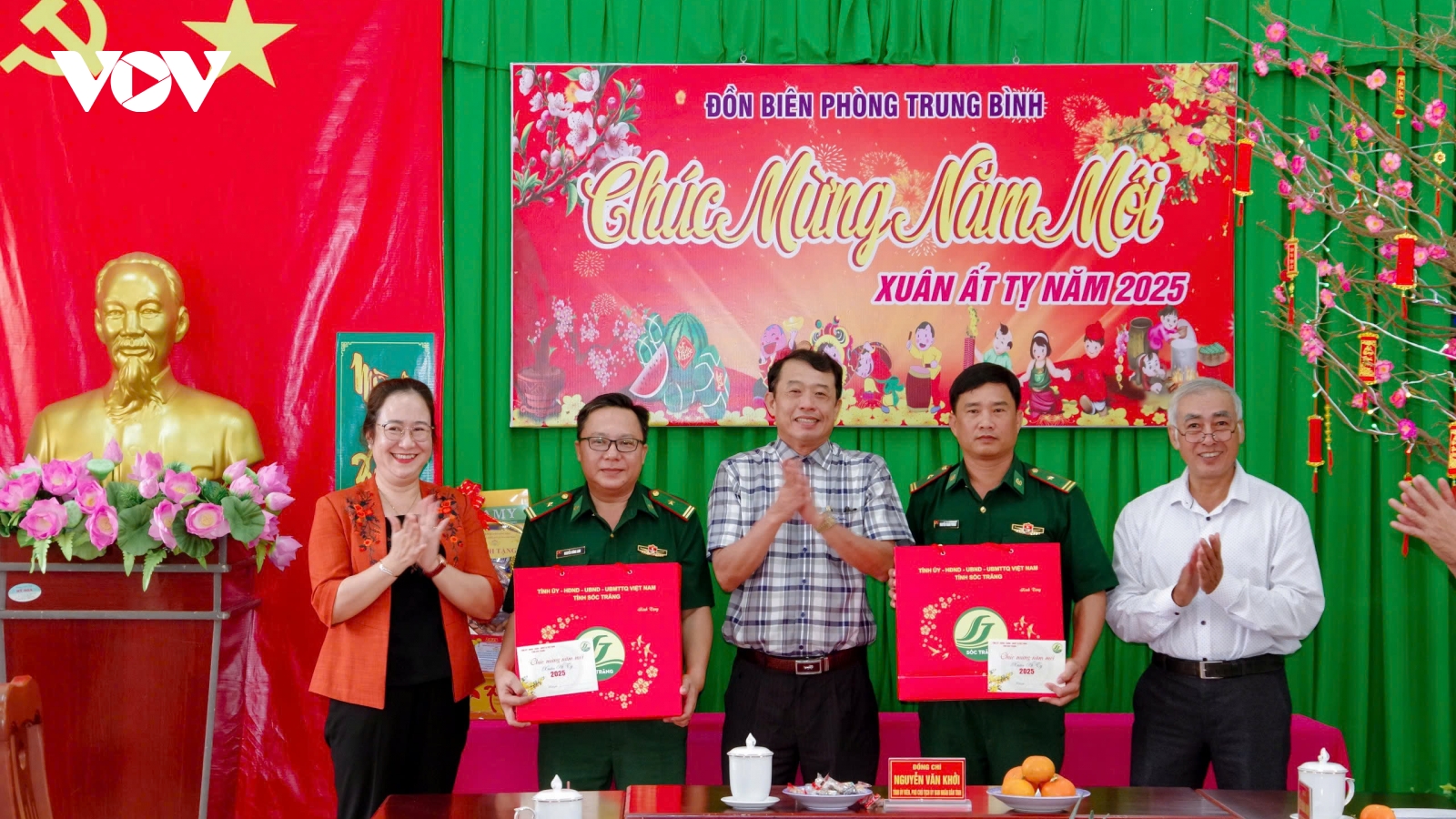 Chúc Tết, tặng quà người lao động ở nhiều địa phương trong cả nước