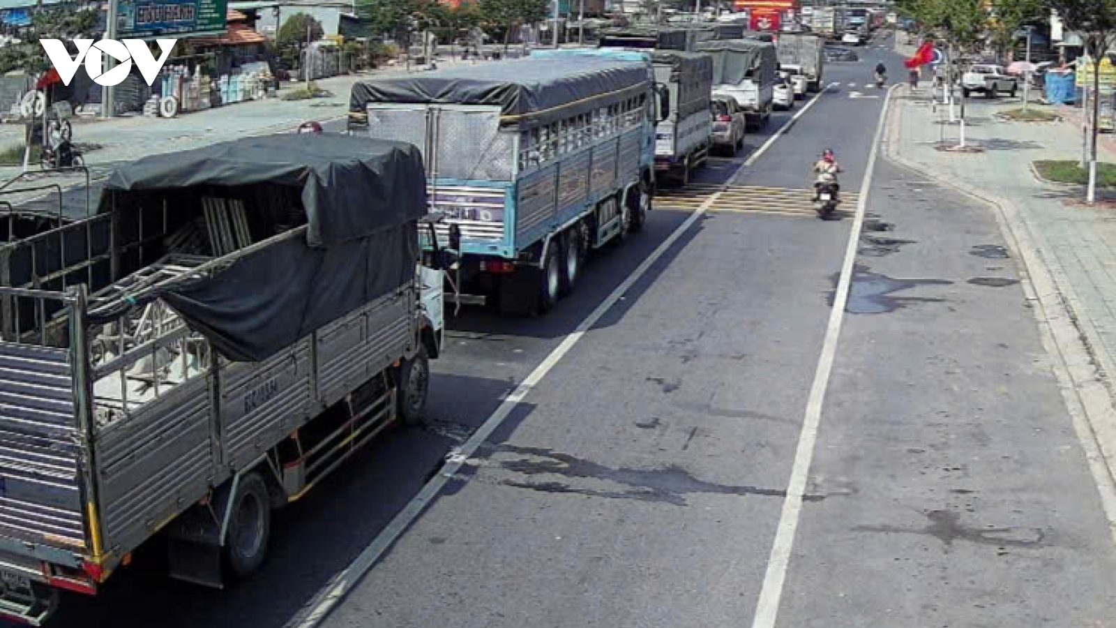 Cận Tết cầu, phà Rạch Miễu “gồng mình” vì quá tải