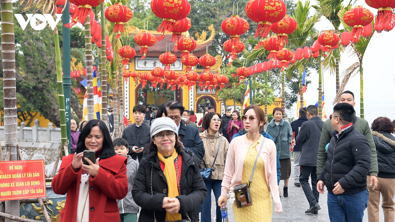 Dòng người đổ về chùa Trấn Quốc, Phủ Tây Hồ đi lễ sáng Mùng 1 Tết