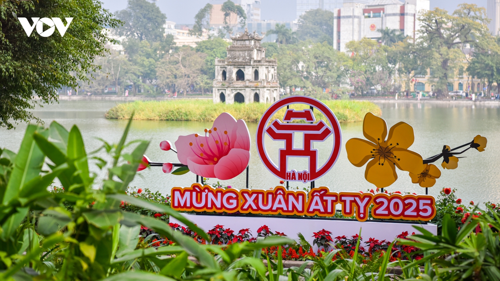Phố phường Hà Nội "thay áo mới" đón xuân Ất Tỵ 2025