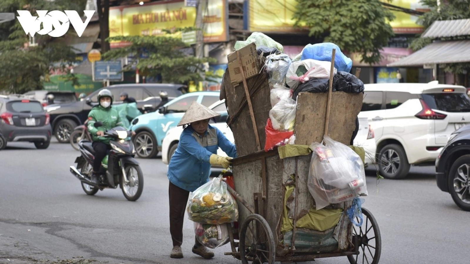Khó xử phạt hành vi không phân loại chất thải rắn sinh hoạt theo quy định