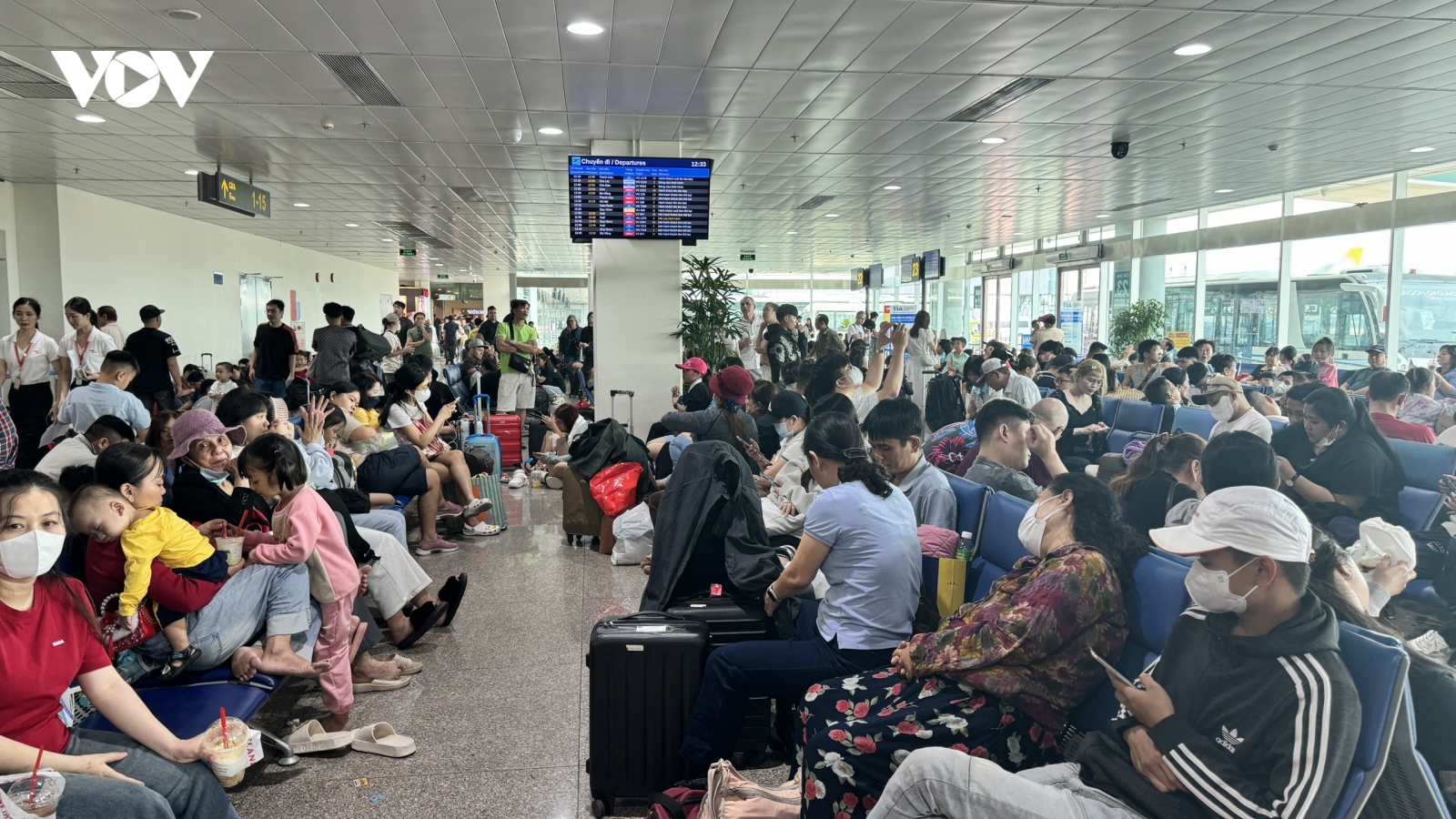 Người dân ở TPHCM về quê ăn Tết: Sân bay, ga tàu kín chỗ, xe khách "delay"