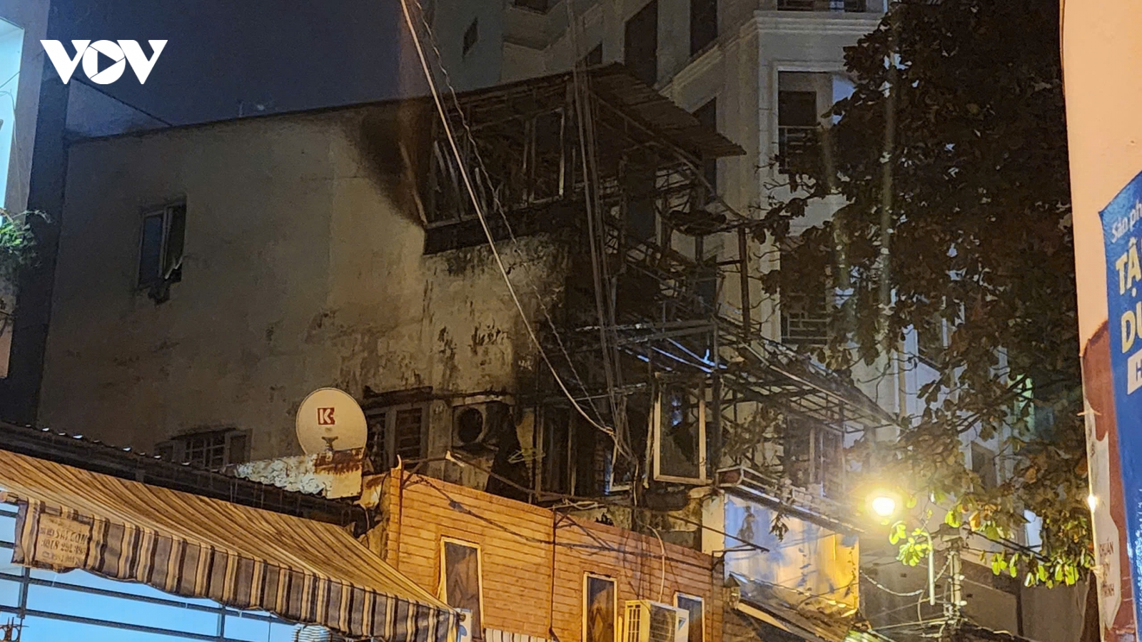 Căn nhà 4 tầng ở TP.HCM cháy ngùn ngụt trong đêm