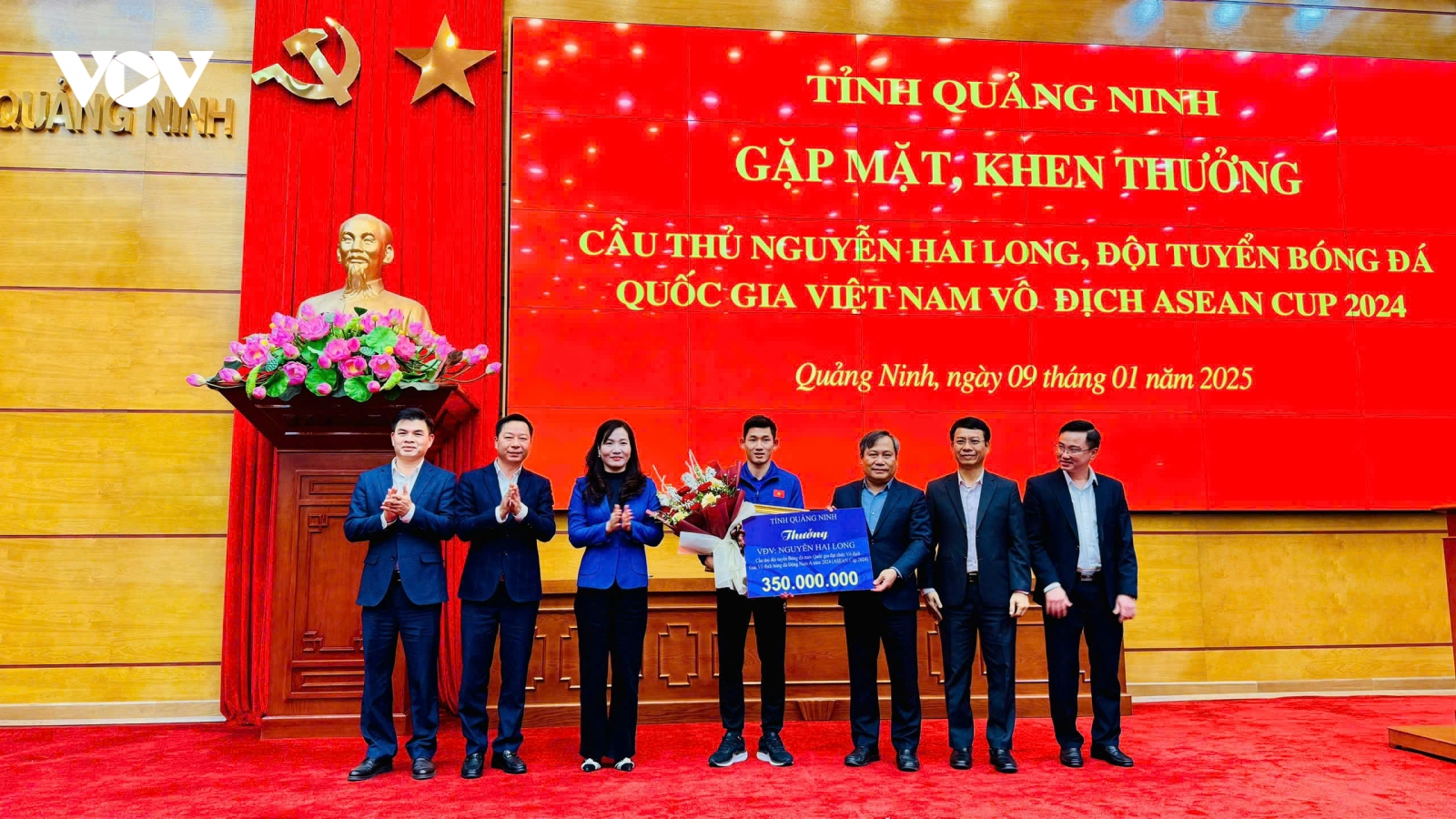 Tiền vệ Hai Long nhận thưởng lớn từ Lãnh đạo tỉnh và CLB Quảng Ninh