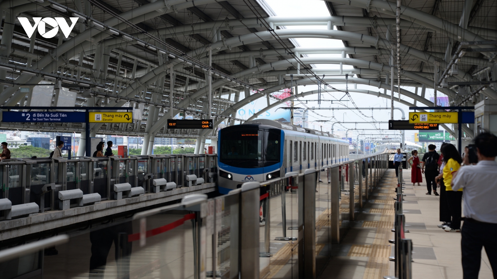 Metro 1 hoạt động xuyên đêm để phục vụ người dân xem pháo hoa