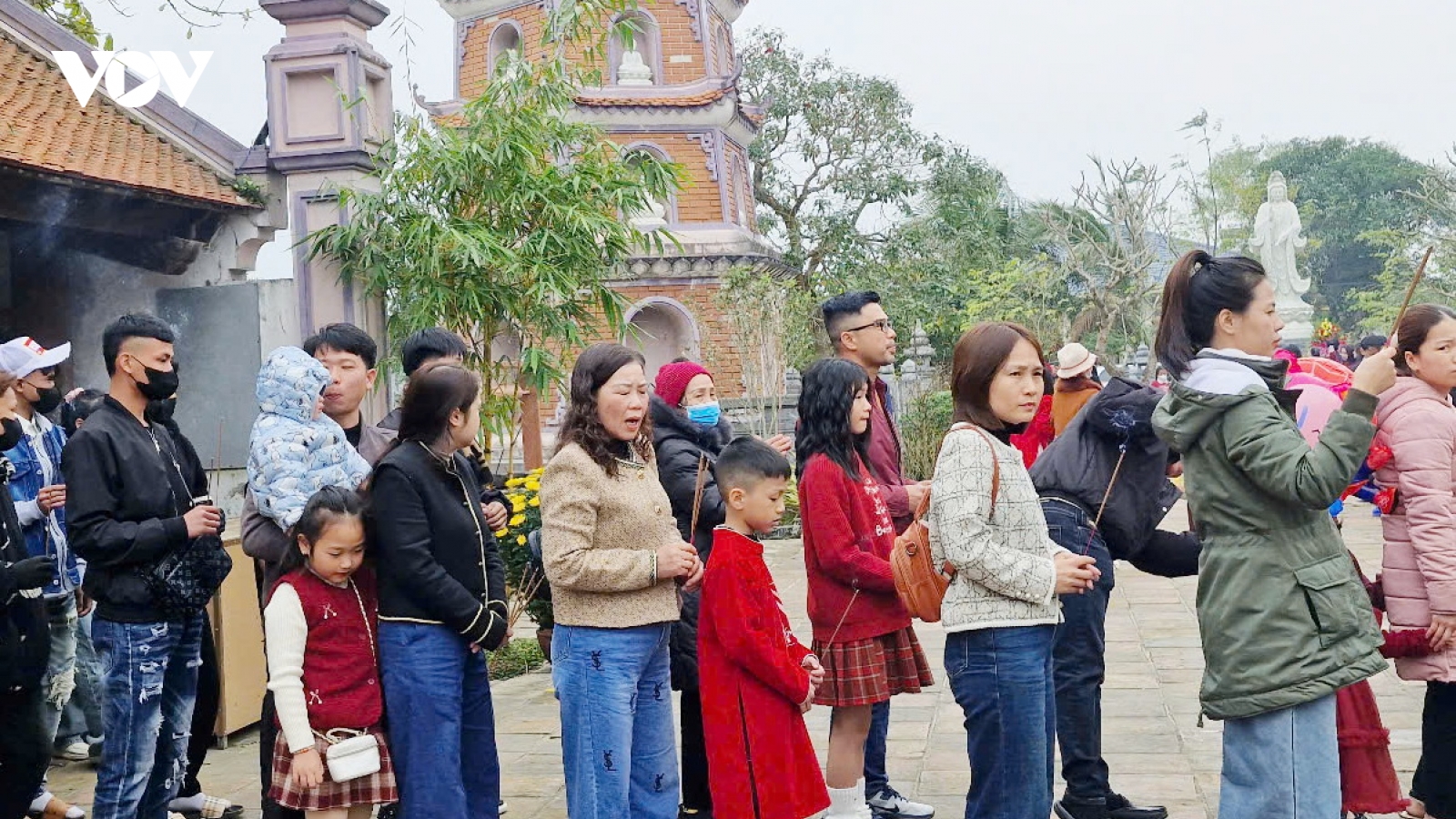 Quảng Bình: Hàng ngàn người dân và du khách đến chùa cầu an đầu năm mới