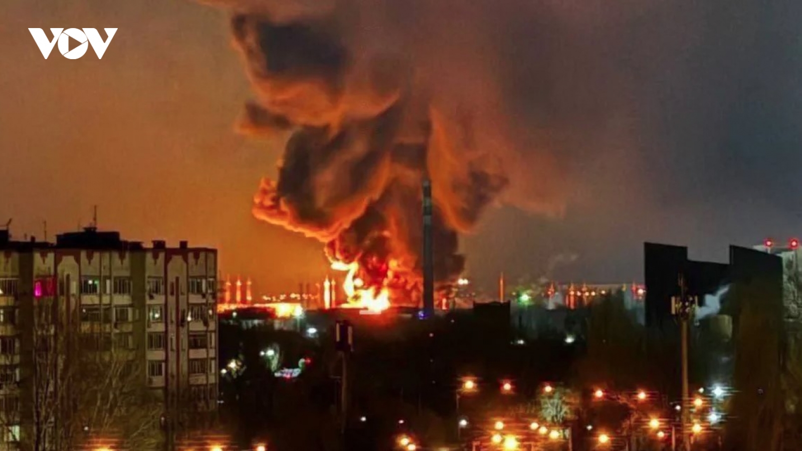 Ukraine tấn công sâu đốt cháy kho dầu chiến lược của Nga