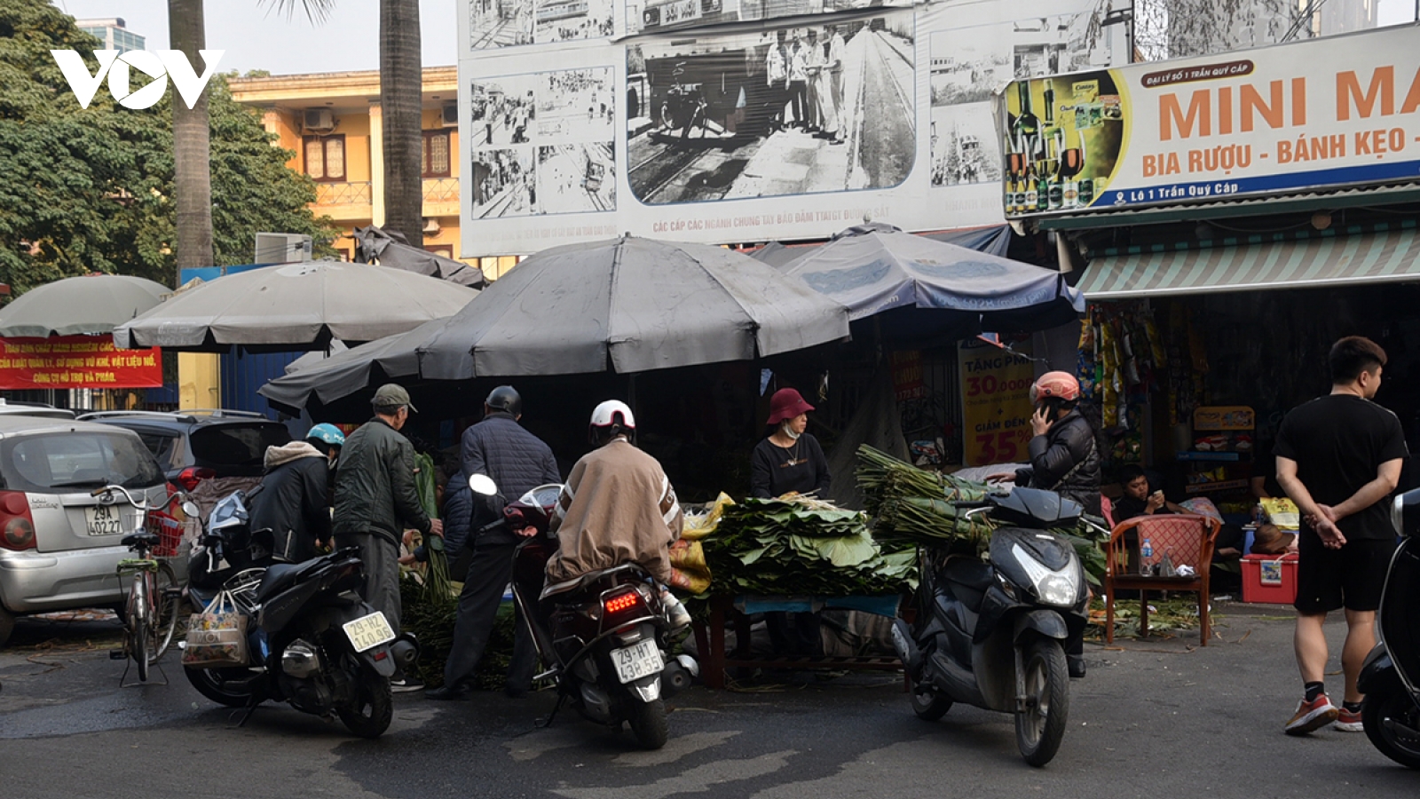 Chợ lá dong truyền thống tập nập kẻ bán người mua ngày giáp Tết