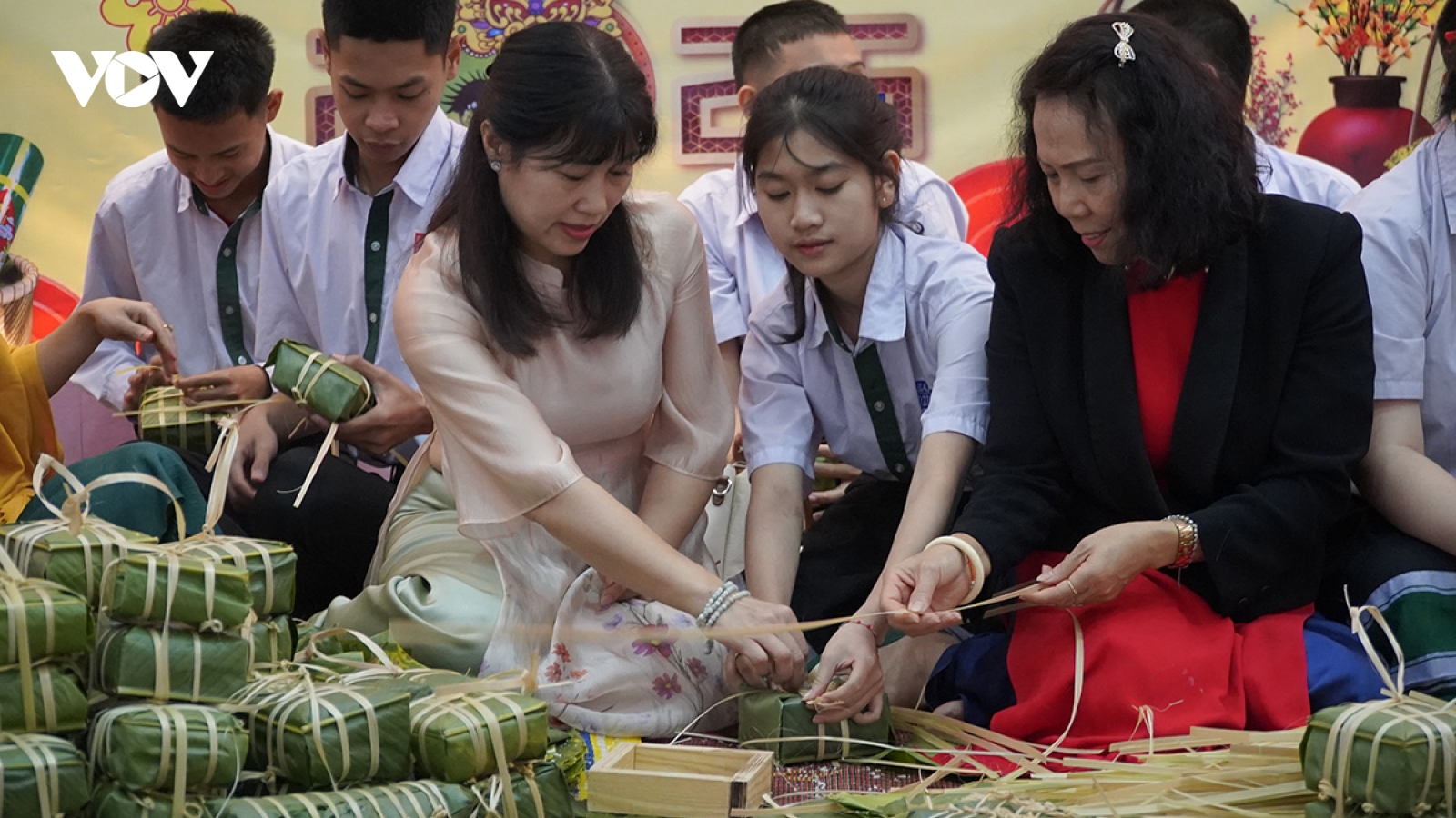 Thế hệ trẻ kiều bào tại Lào lan tỏa nét đẹp văn hóa truyền thống Tết Việt