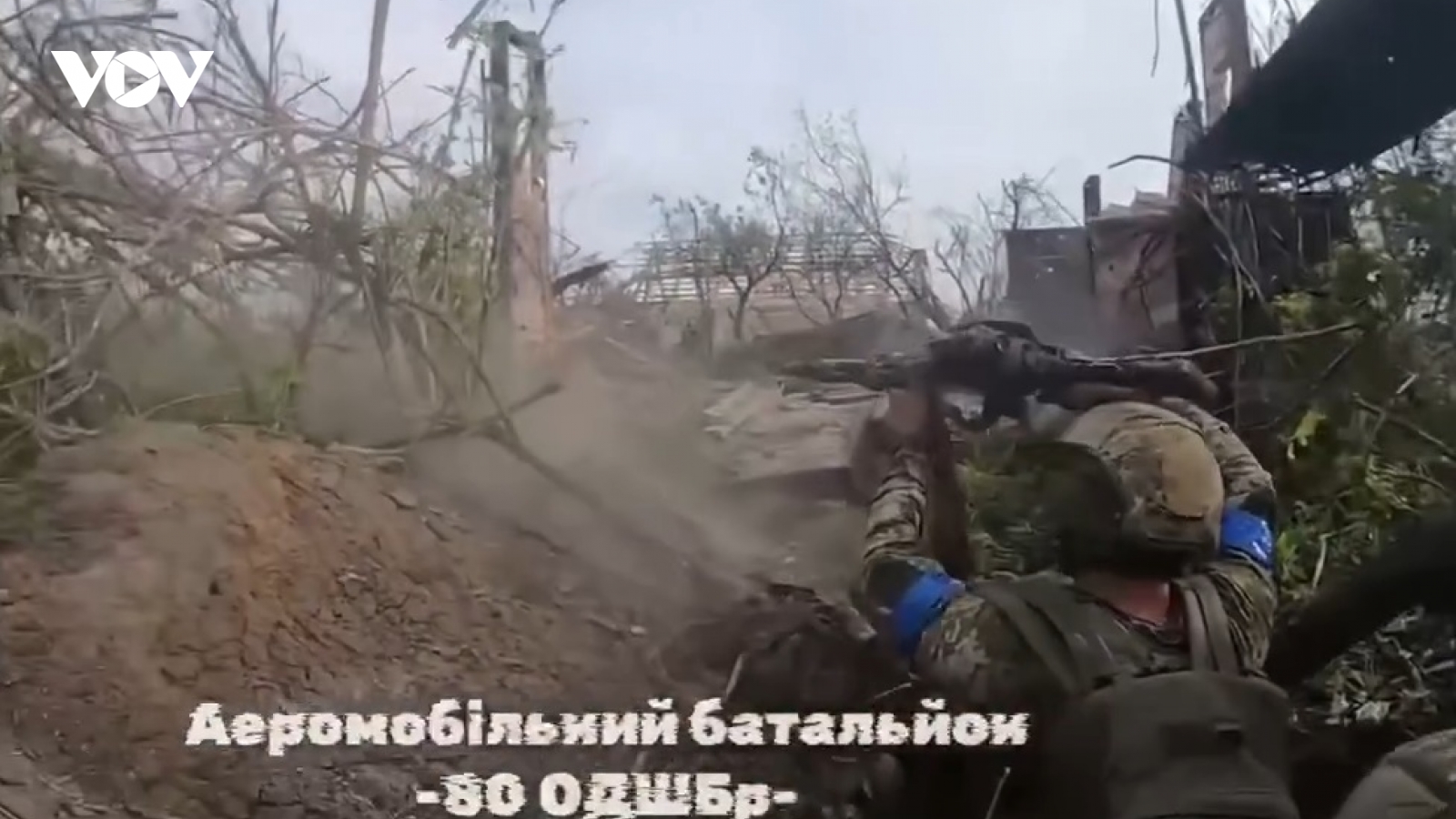 Cảnh lính dù Ukraine bao vây, giao chiến ác liệt với quân Nga ở Karlivka