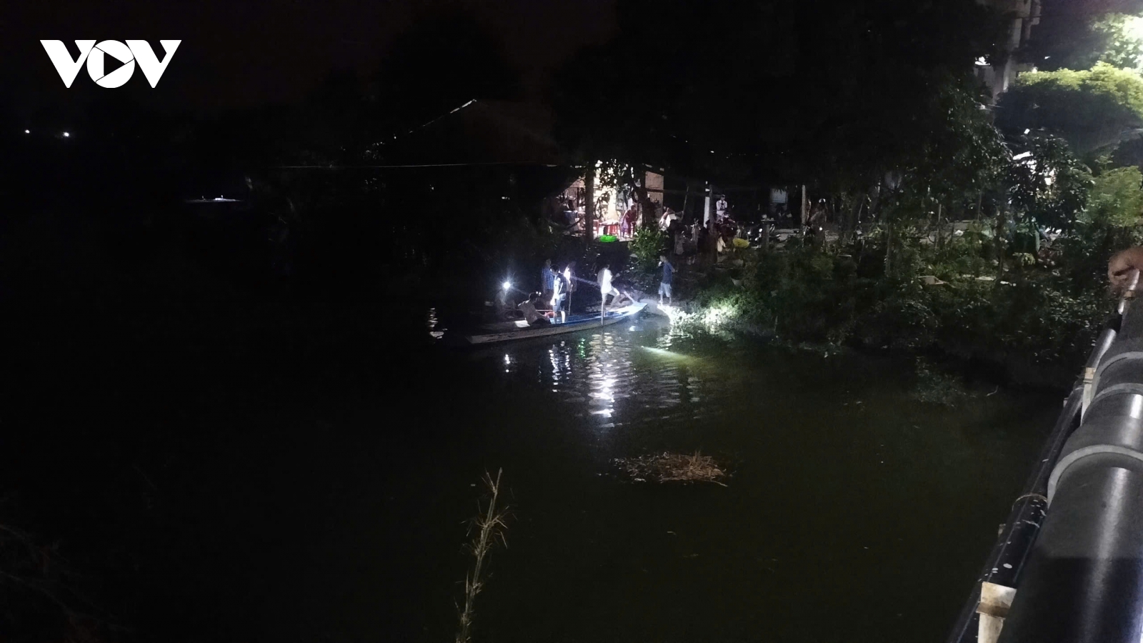 Tìm kiếm bé trai 3 tuổi mất tích, nghi rơi xuống dòng nước
