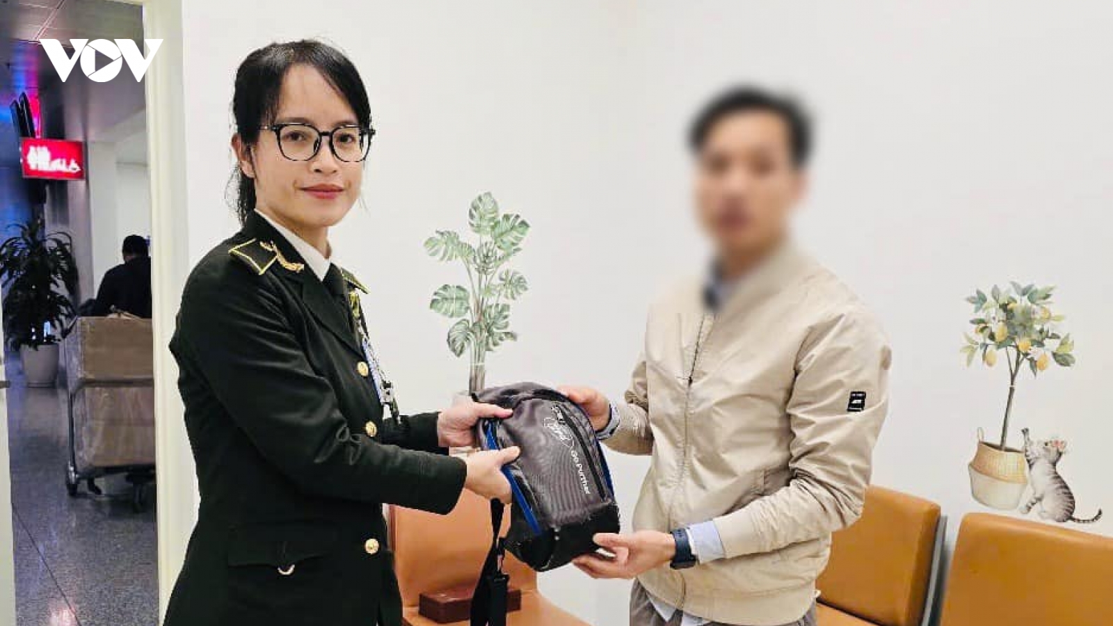 An ninh hàng không Nội Bài hỗ trợ khách tìm lại 500.000 Yên Nhật