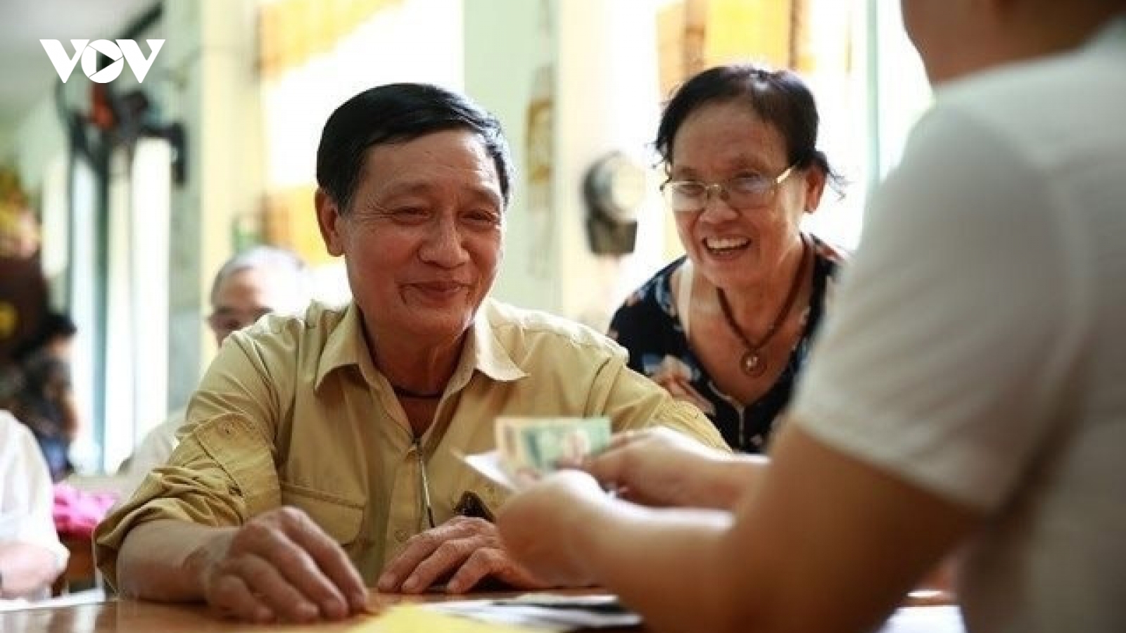 Đối tượng áp dụng chính sách thôi việc, nghỉ hưu theo nguyện vọng từ 1/1/2025
