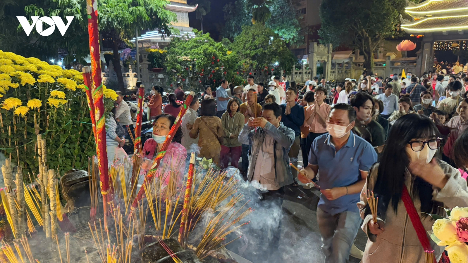 Người dân TP HCM nô nức đi chùa sáng đầu năm