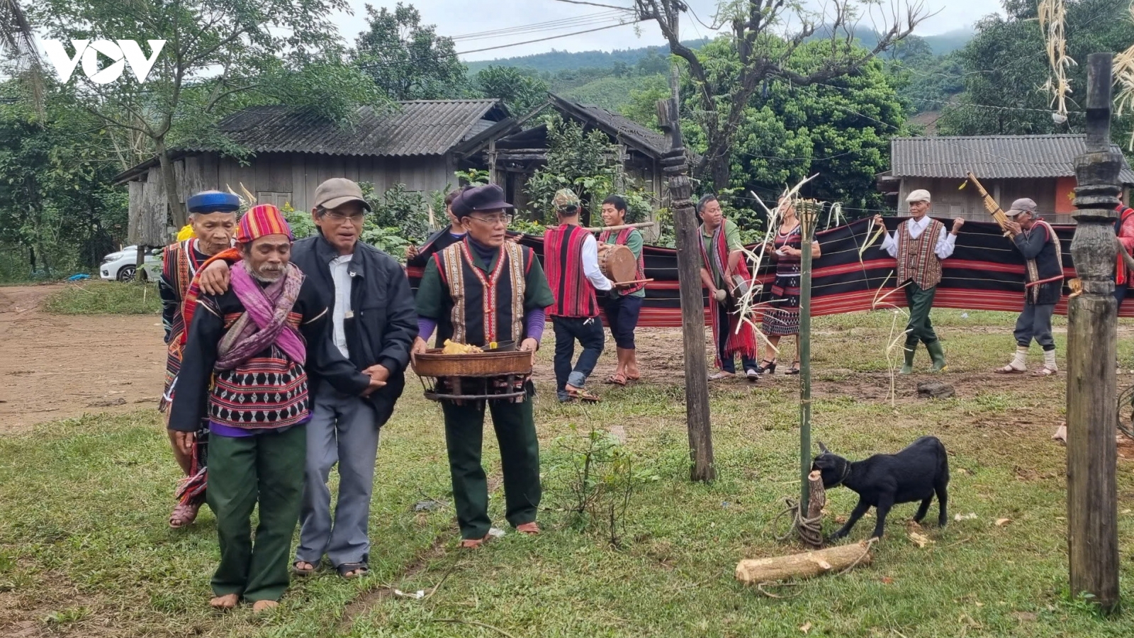 “Nối dây ân linh thần núi”- Lễ tục độc đáo của người Pa Kô