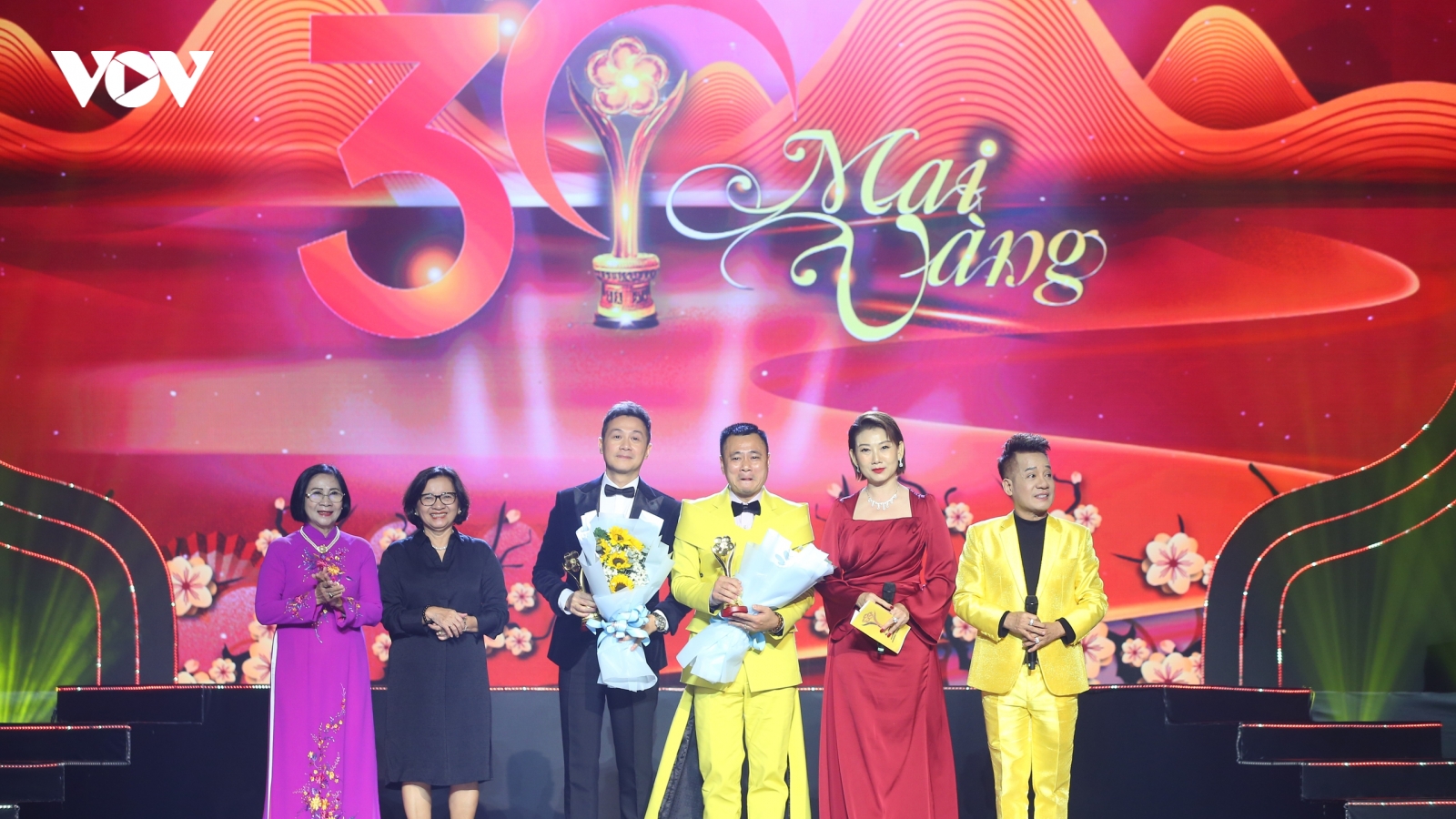 NSND Tự Long và MC Anh Tuấn thắng giải Mai Vàng 2024