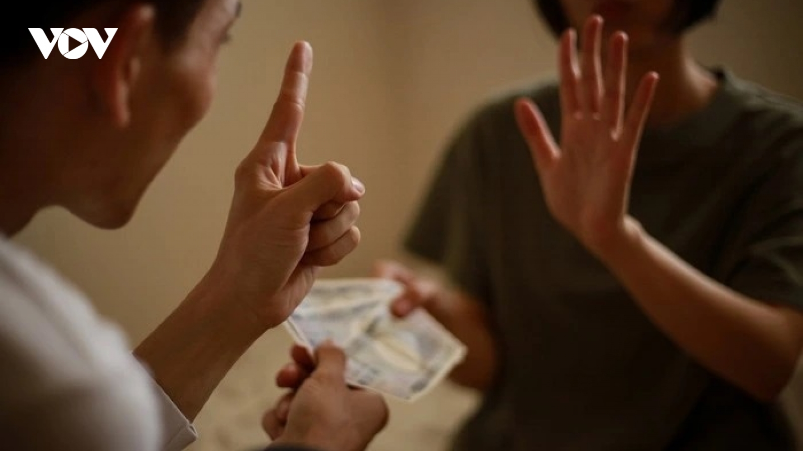 Mâu thuẫn vì tiền, vợ chẳng thèm quan tâm, chăm sóc khi tôi ốm đau