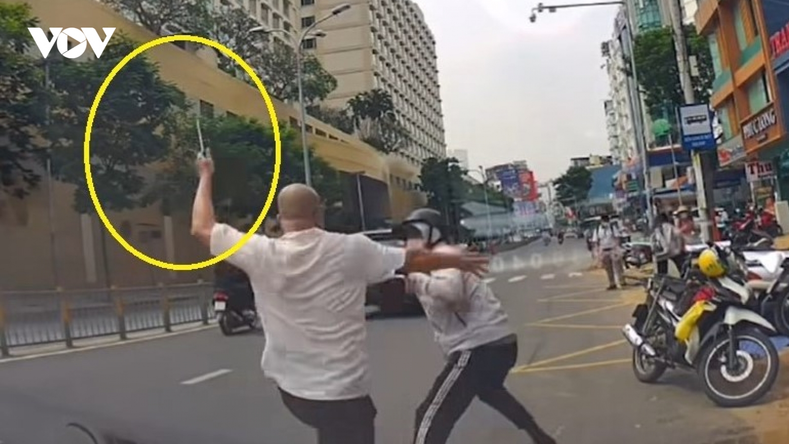 Lý do người đàn ông cầm dao đuổi đánh shipper tại trung tâm TP.HCM