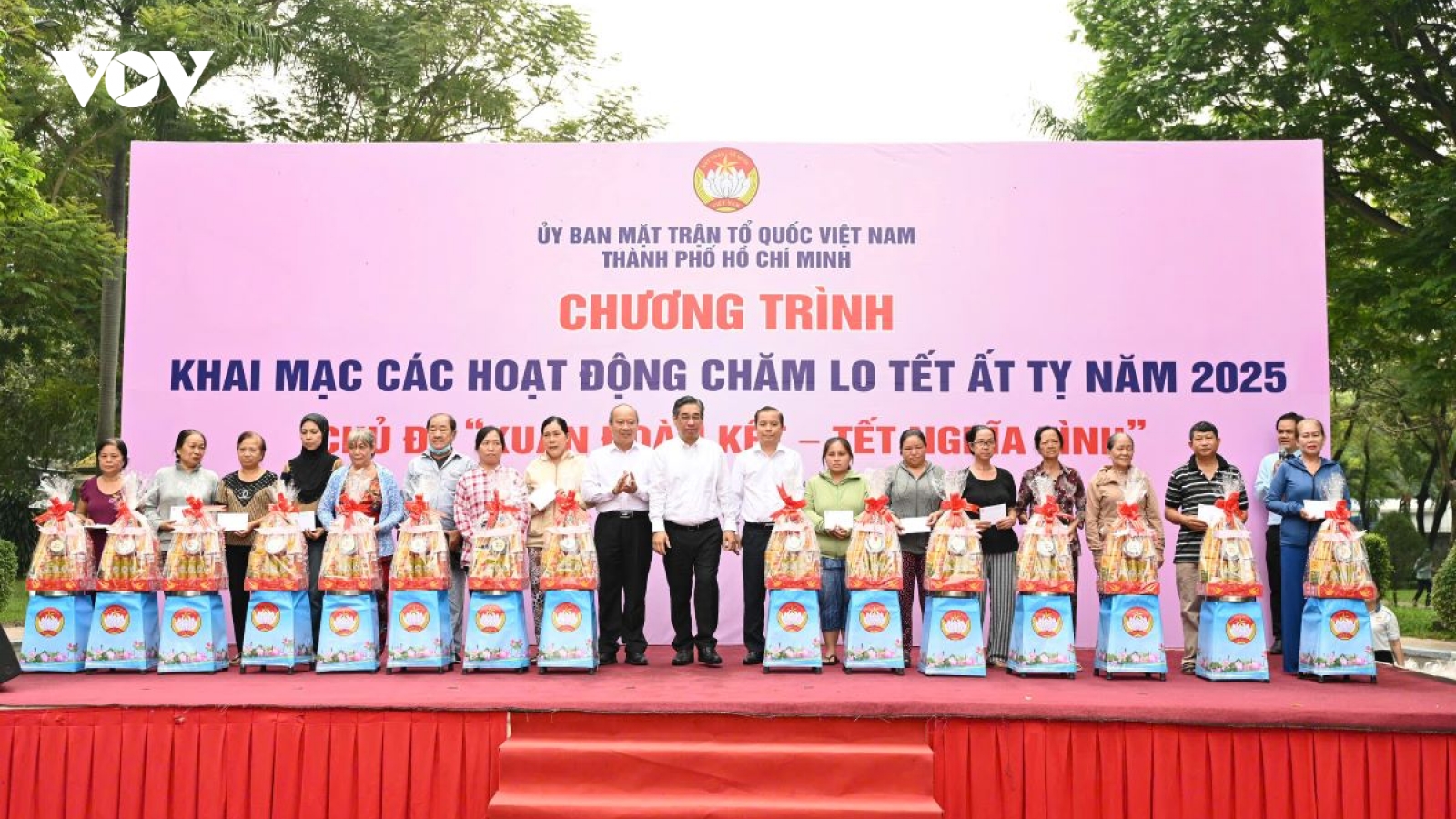TP.HCM trao 200 ngàn suất quà “Xuân đoàn kết – Tết nghĩa tình”