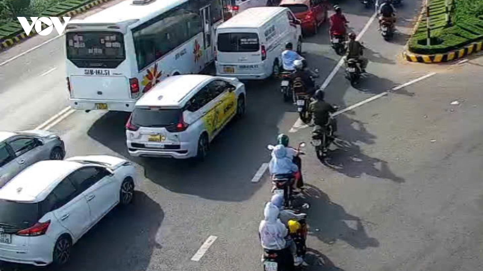 Người đi du Xuân tăng cao, ùn ứ giao thông khu vực cầu Rạch Miễu