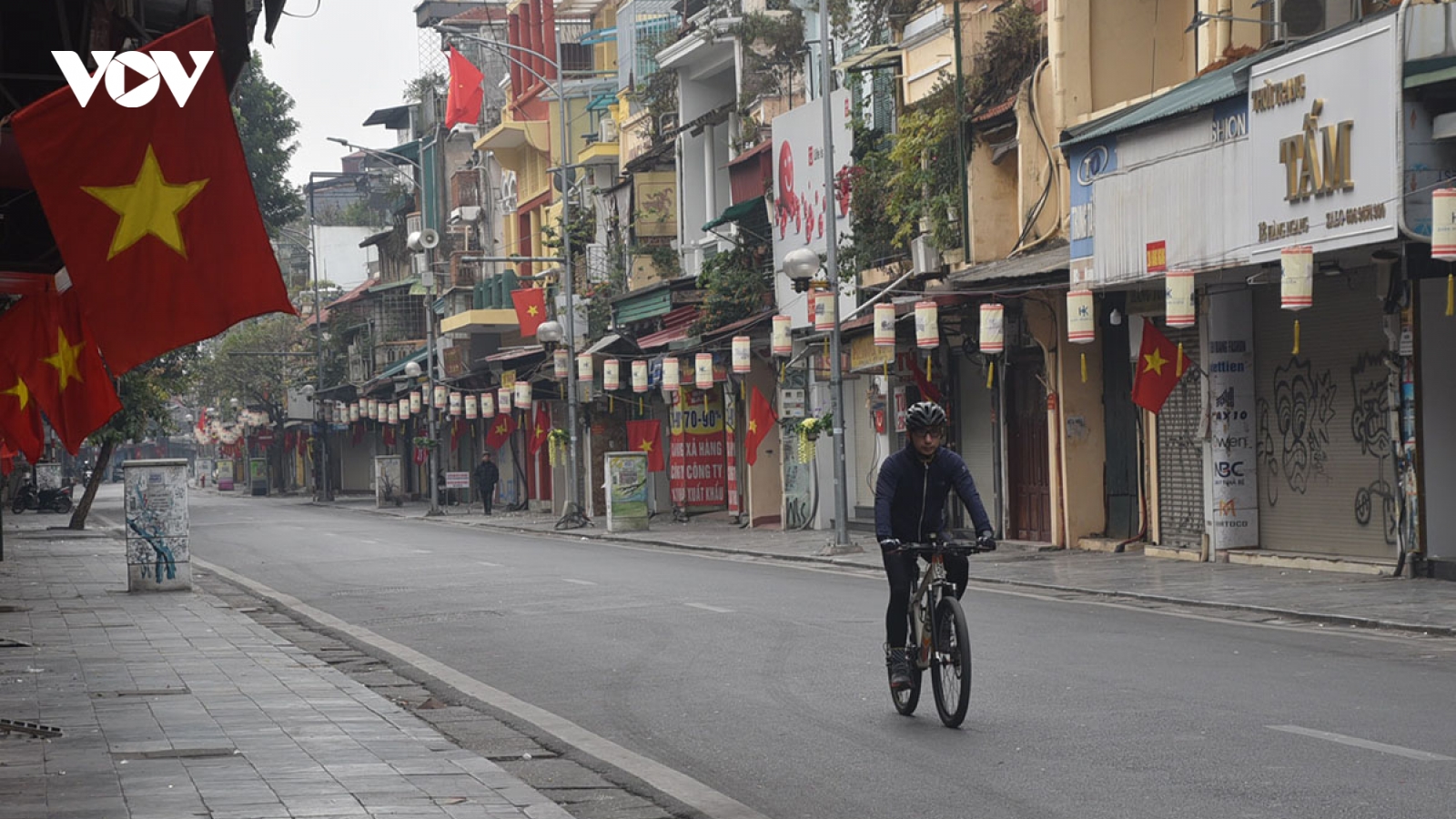 Phố phường Hà Nội bình yên trong sớm mùng 1 Tết Nguyên đán