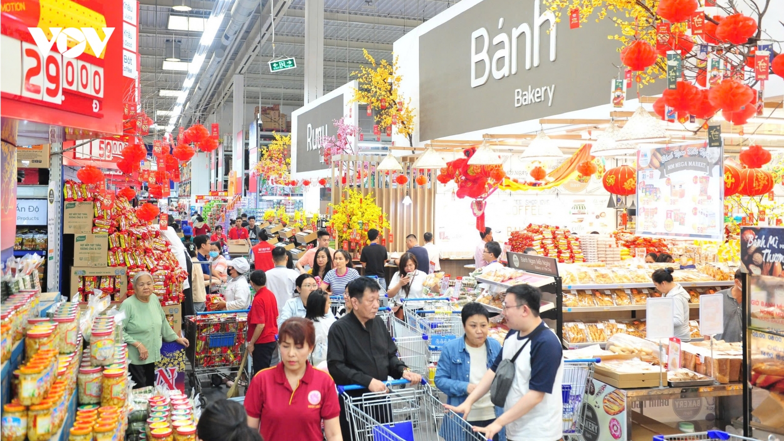 Chợ Tết TP.HCM sôi động, giá tăng, sức mua cũng tăng mạnh