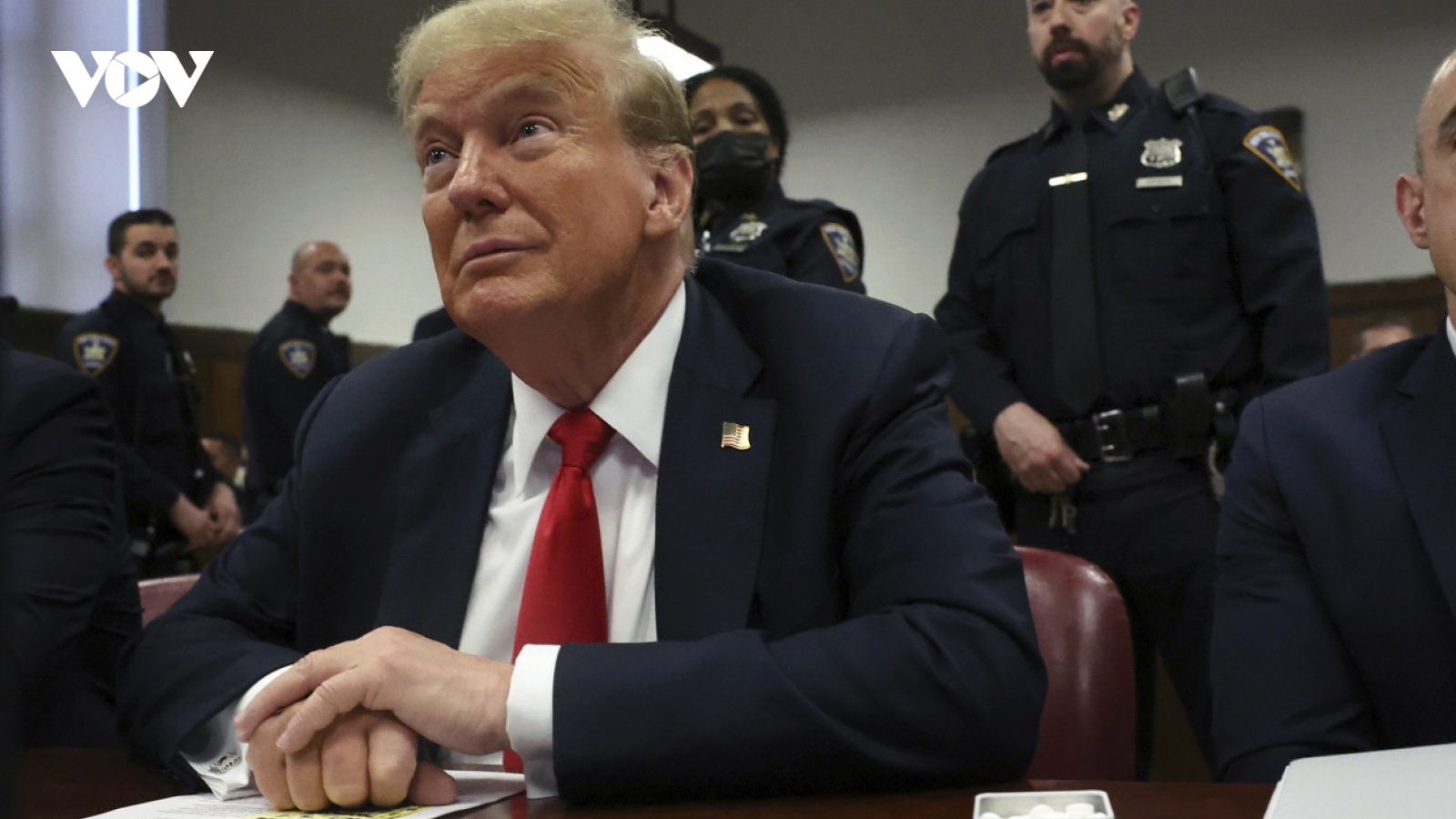Ông Trump thoát án hình sự trước thềm ngày nhậm chức như thế nào?