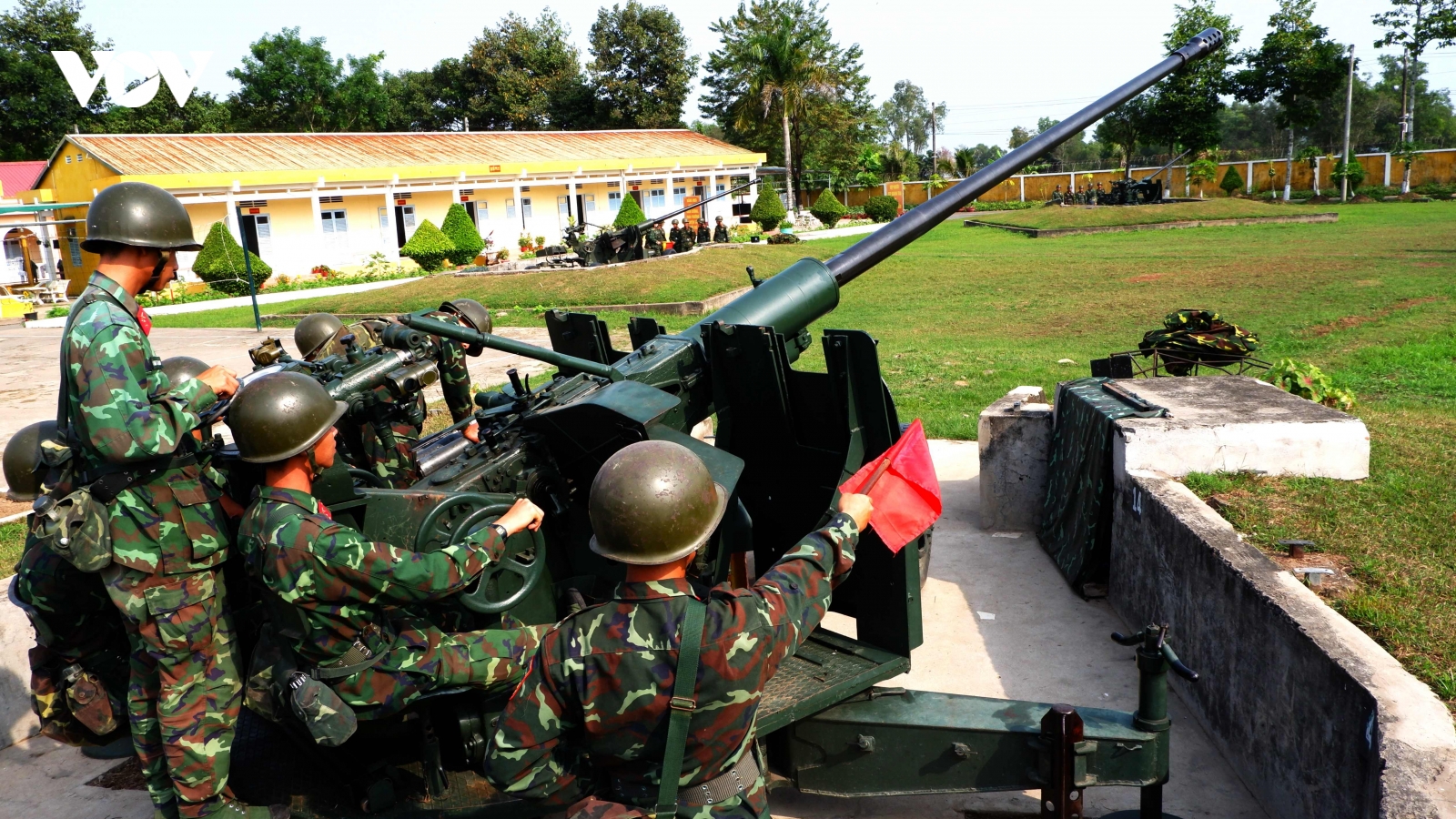 Mùa xuân trên “trận địa canh trời”